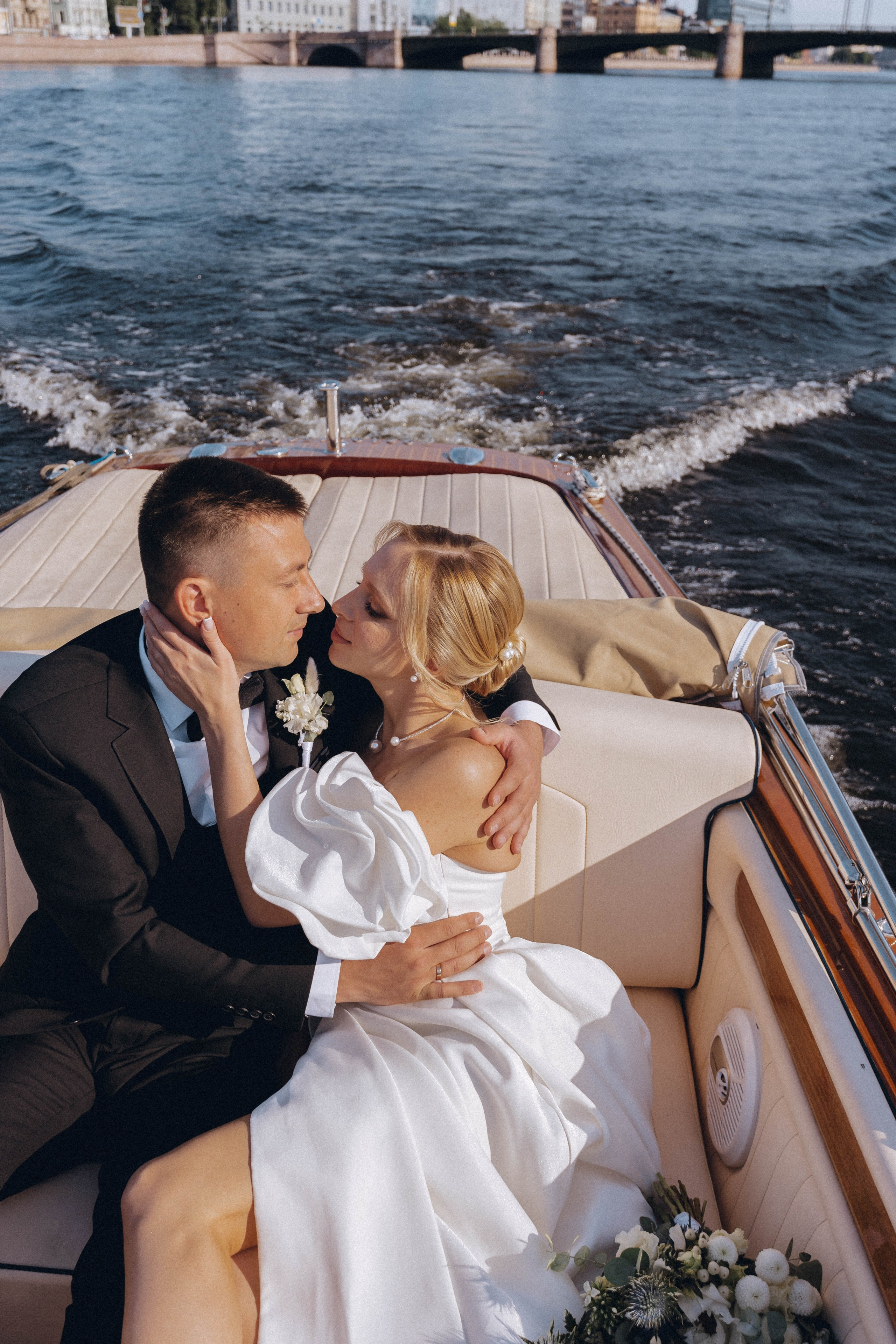 СВАДЕНБНАЯ СЬЕМКА НА КАТЕРЕ ПО КАНАЛАМ САНКТ-ПЕТЕРБУРГА И В АКВАТОРИИ НЕВЫ. Профессиональный фотограф, Санкт-Петербург — Виктория Богомолова