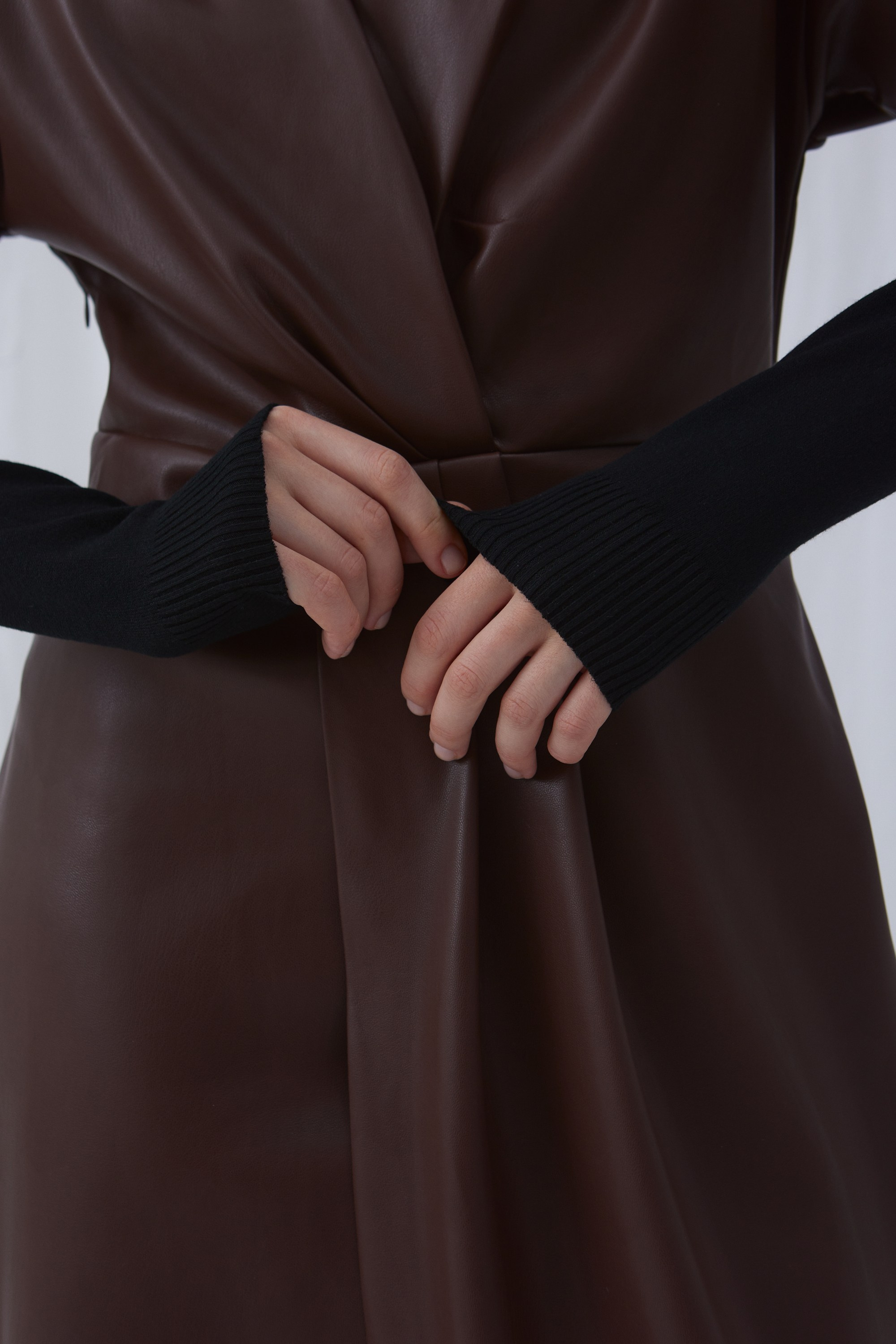 Фотограф в Москве Калагина Светлана - съемка каталога женской одежды. Девушка в платье из эко-кожи