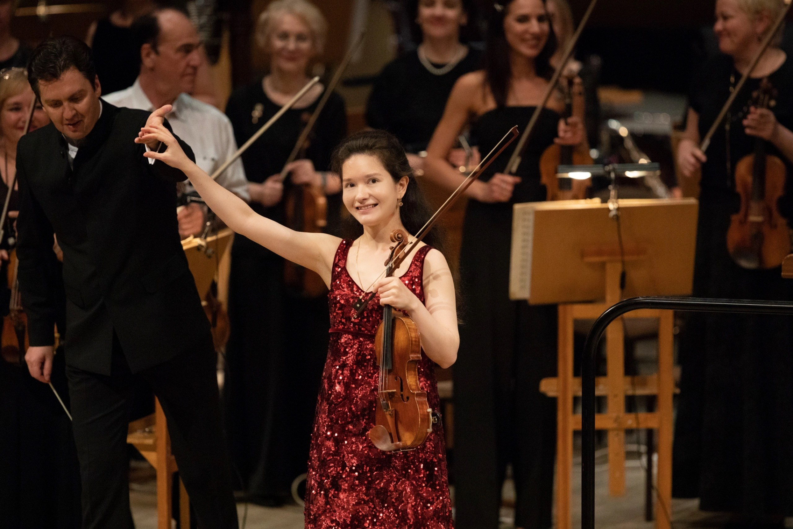 На сцене. Скрипачка Анна Савкина