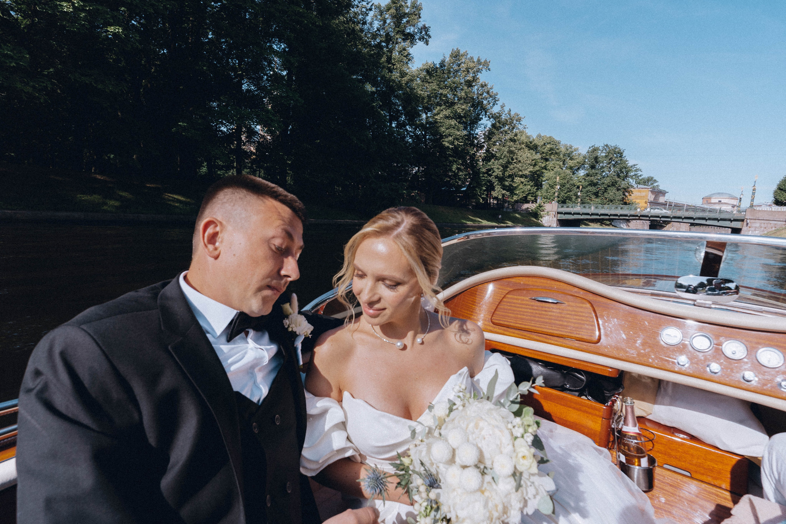 СВАДЕНБНАЯ СЬЕМКА НА КАТЕРЕ ПО КАНАЛАМ САНКТ-ПЕТЕРБУРГА И В АКВАТОРИИ НЕВЫ. Профессиональный фотограф, Санкт-Петербург — Виктория Богомолова