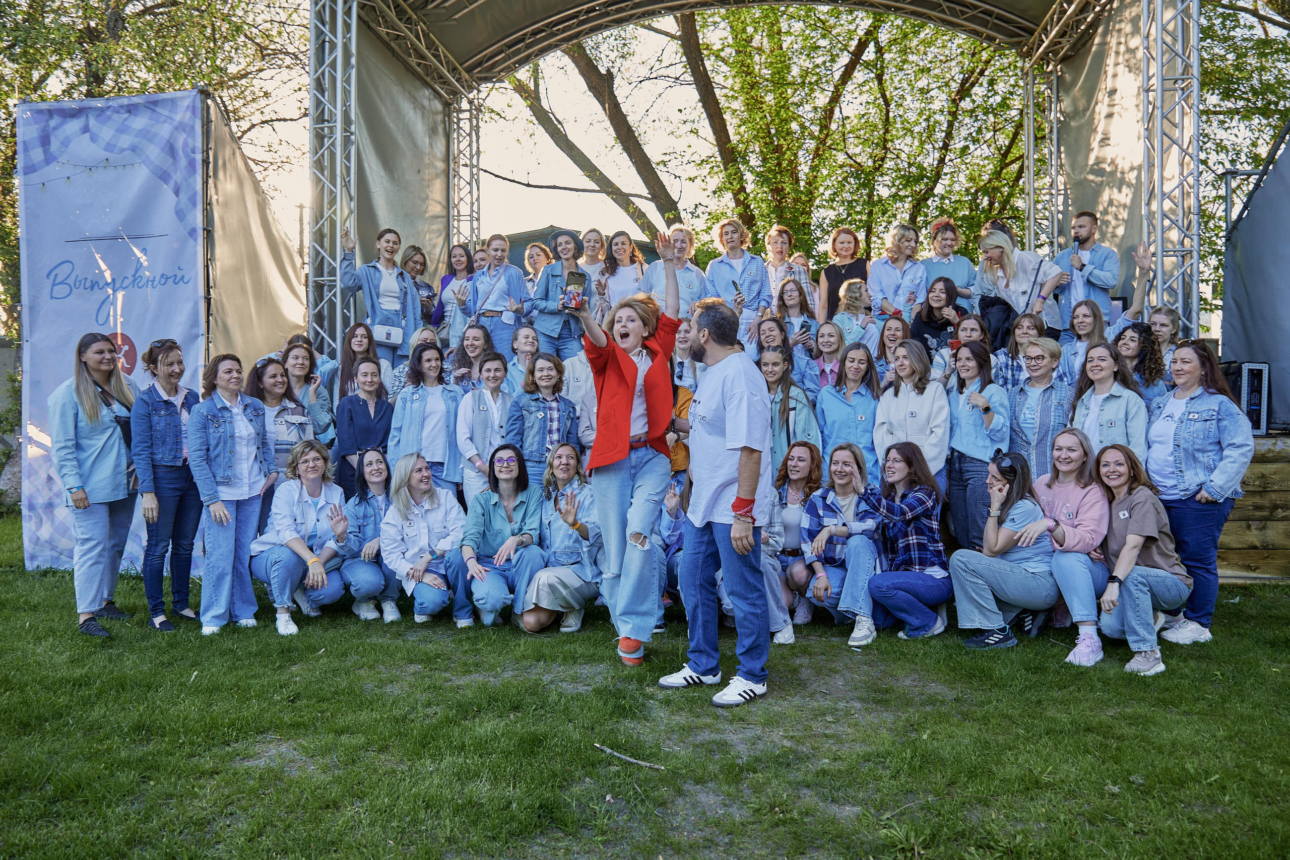 Выпускной Karneeva.online 2024. Репортажный и семейный фотограф Ухова Наталья в Москве