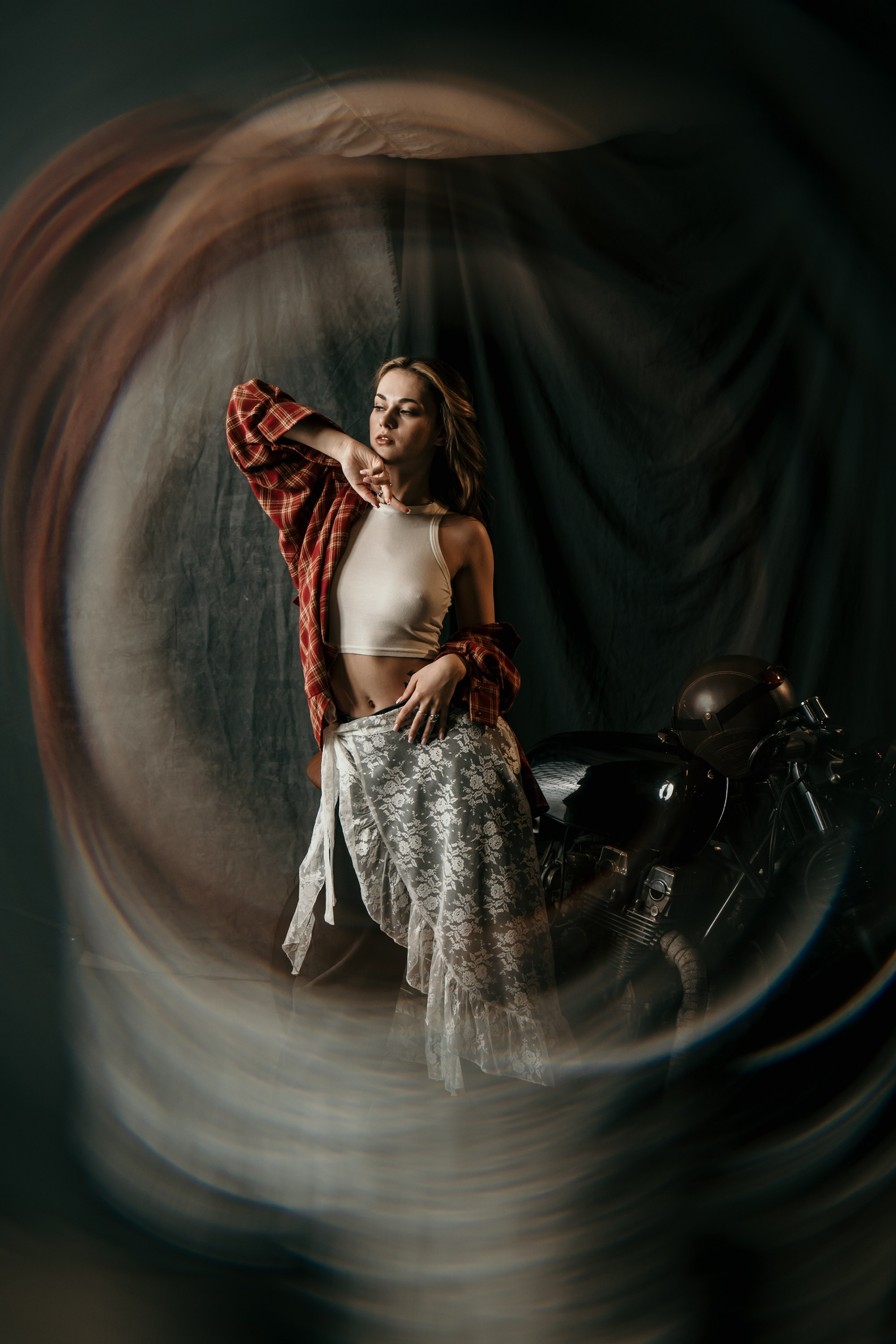 Фотосессия с мотоциклом в студии в Санкт-Петербурге. Свадебный, семейный, портретный, репортажный фотограф в Санкт-Петербурге