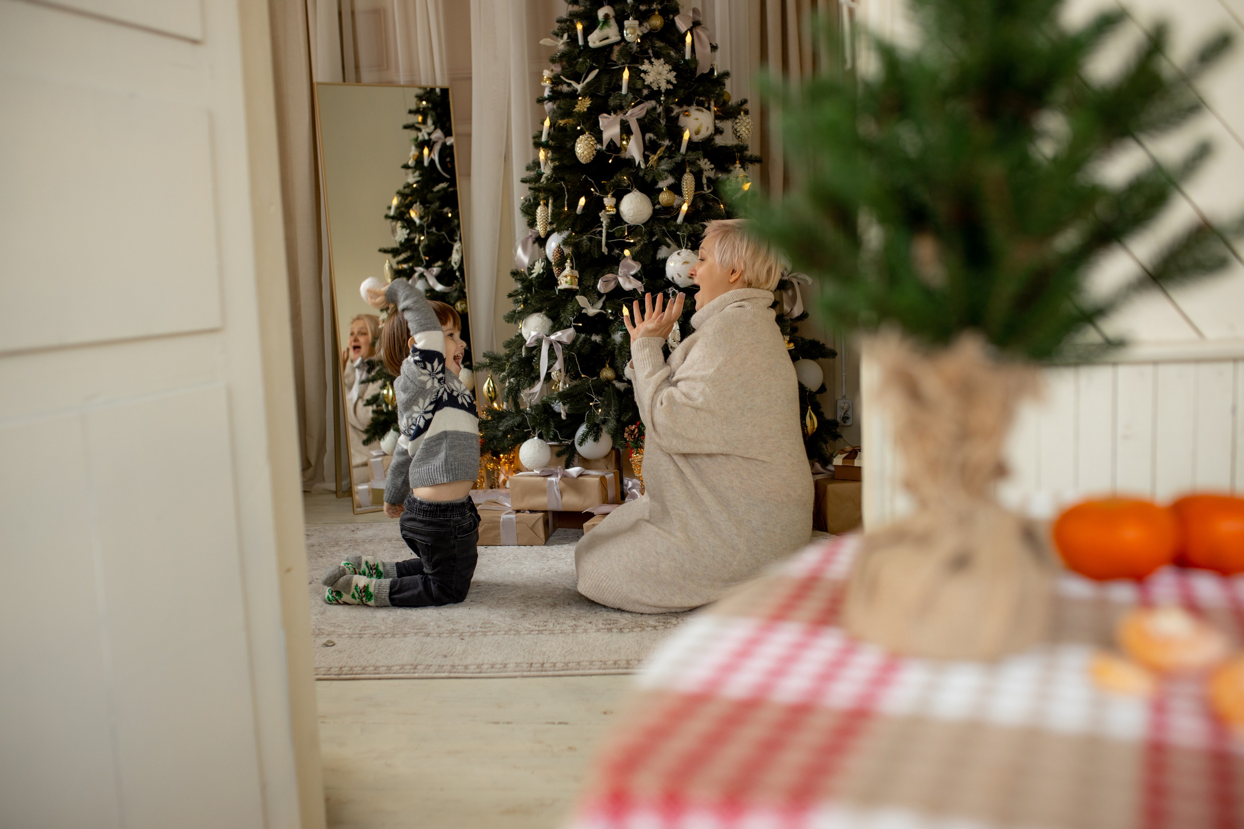новгодняя фотосессия мальчик с мамой играет в снежки