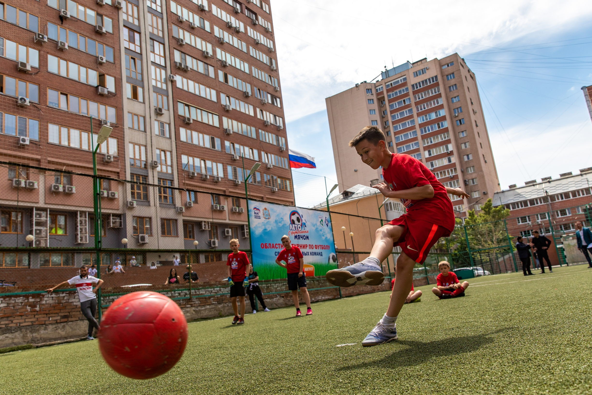 Детский футбол, дворовый футбол, футболист пробивает пенальти
