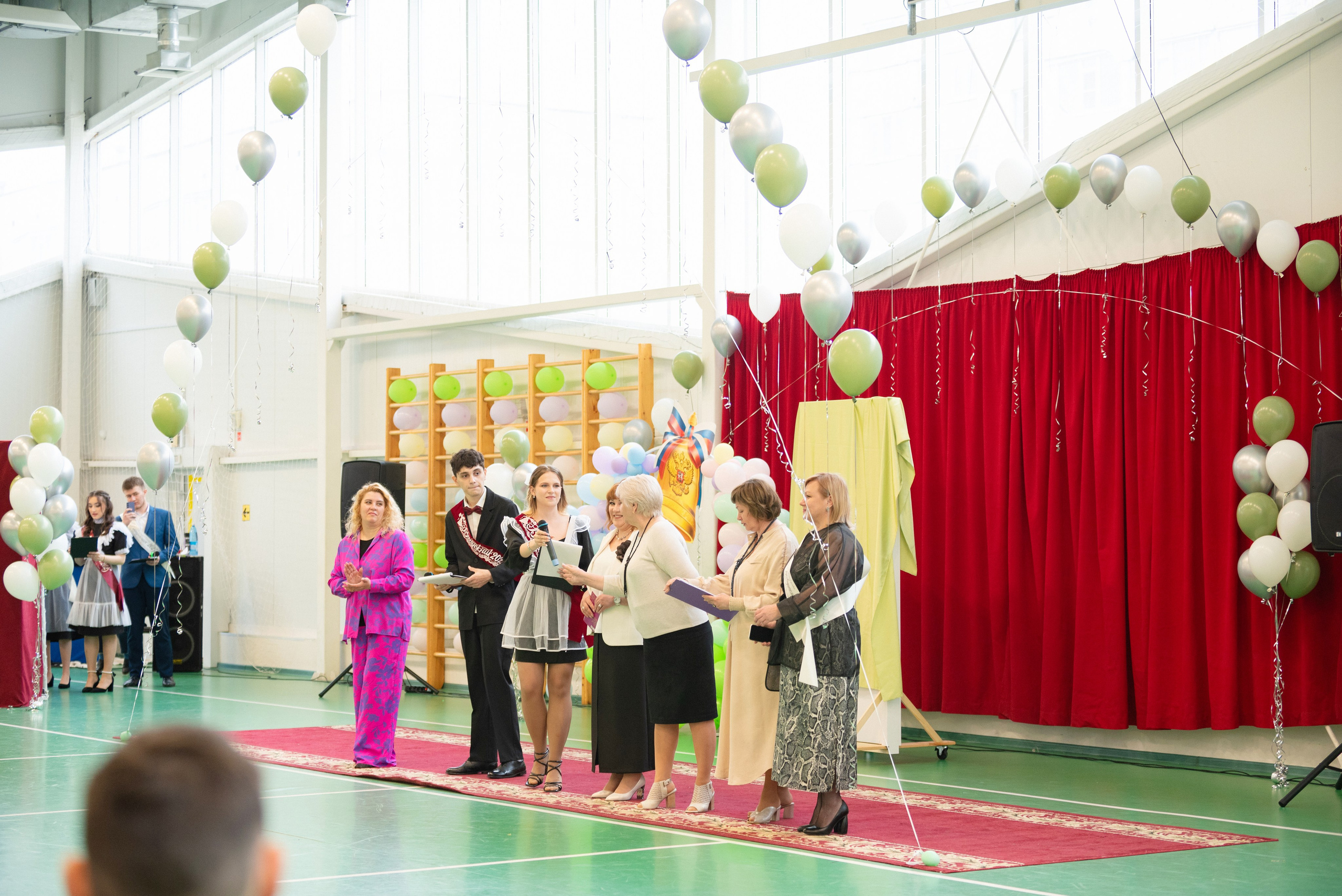 Съёмка выпускного в школе для 11 класса в Сургуте от профессионального фотографа