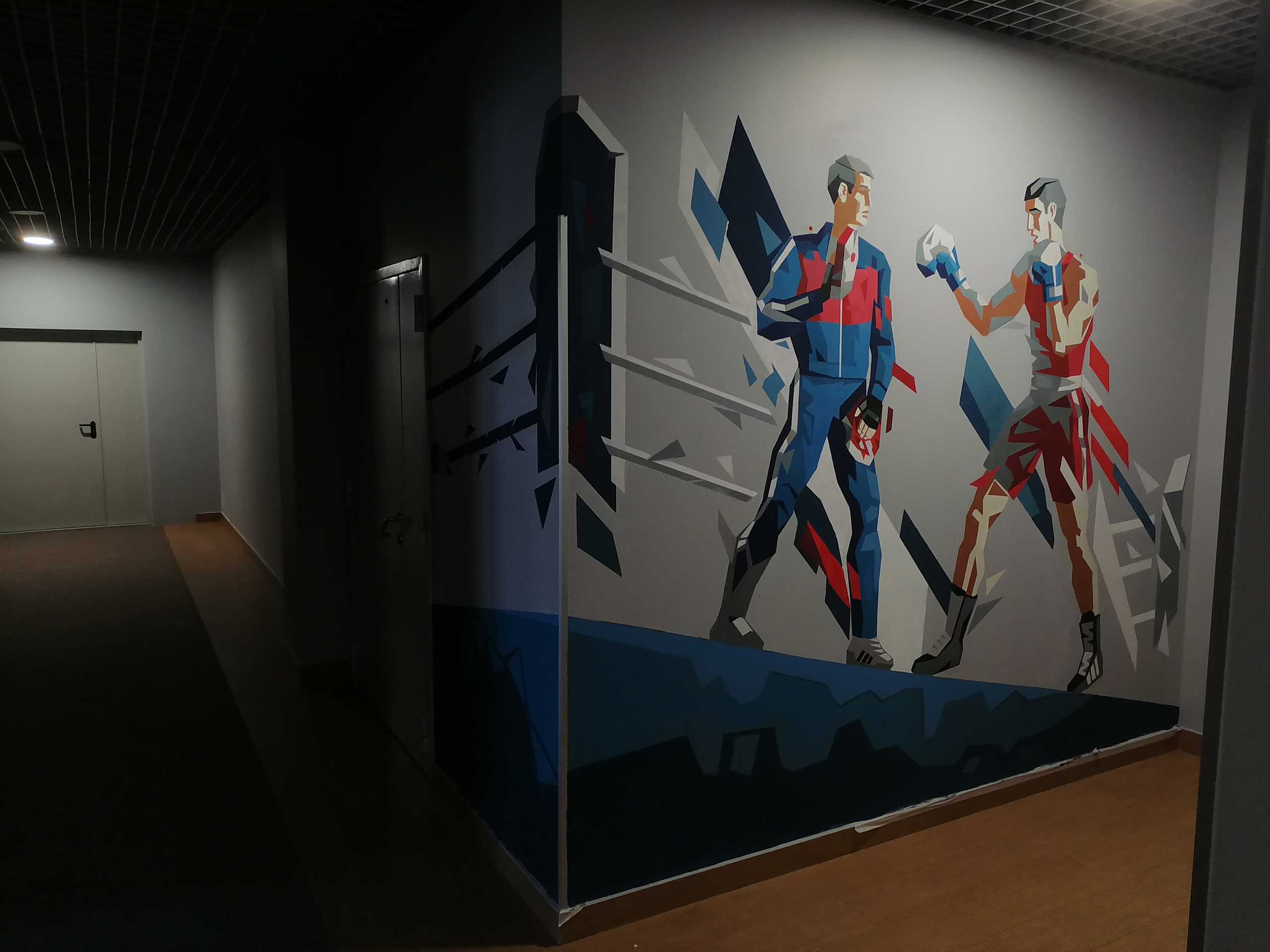 На стене нарисованы боксёр и его тренер.