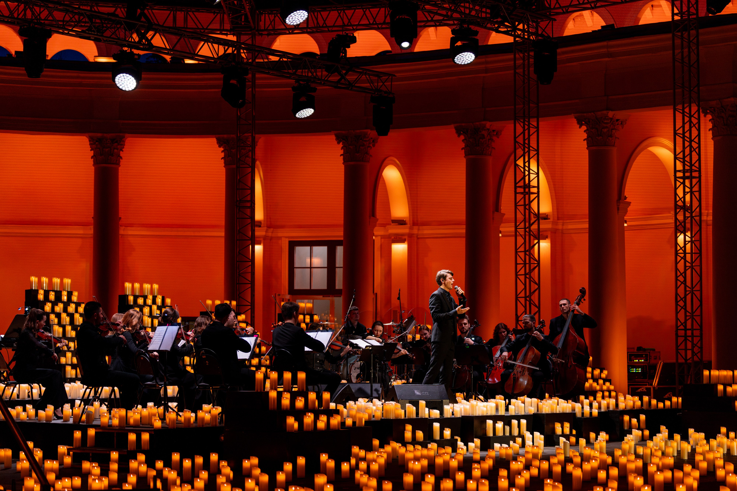 Симфонический оркестр Lumisfera при свечах. Фотограф Никита Комаров