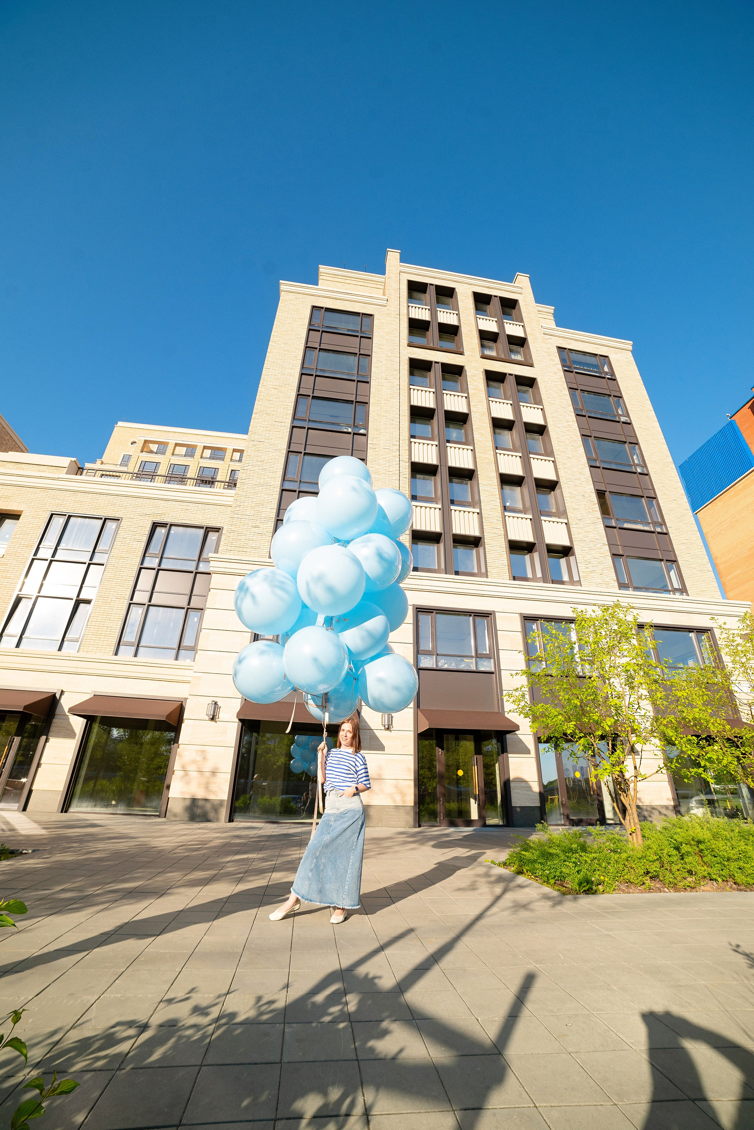 Огромные голубые воздушные шары от ШарЛэнд над живописным городским пейзажем Сургута, снятые фотографом Анной Старцевой.