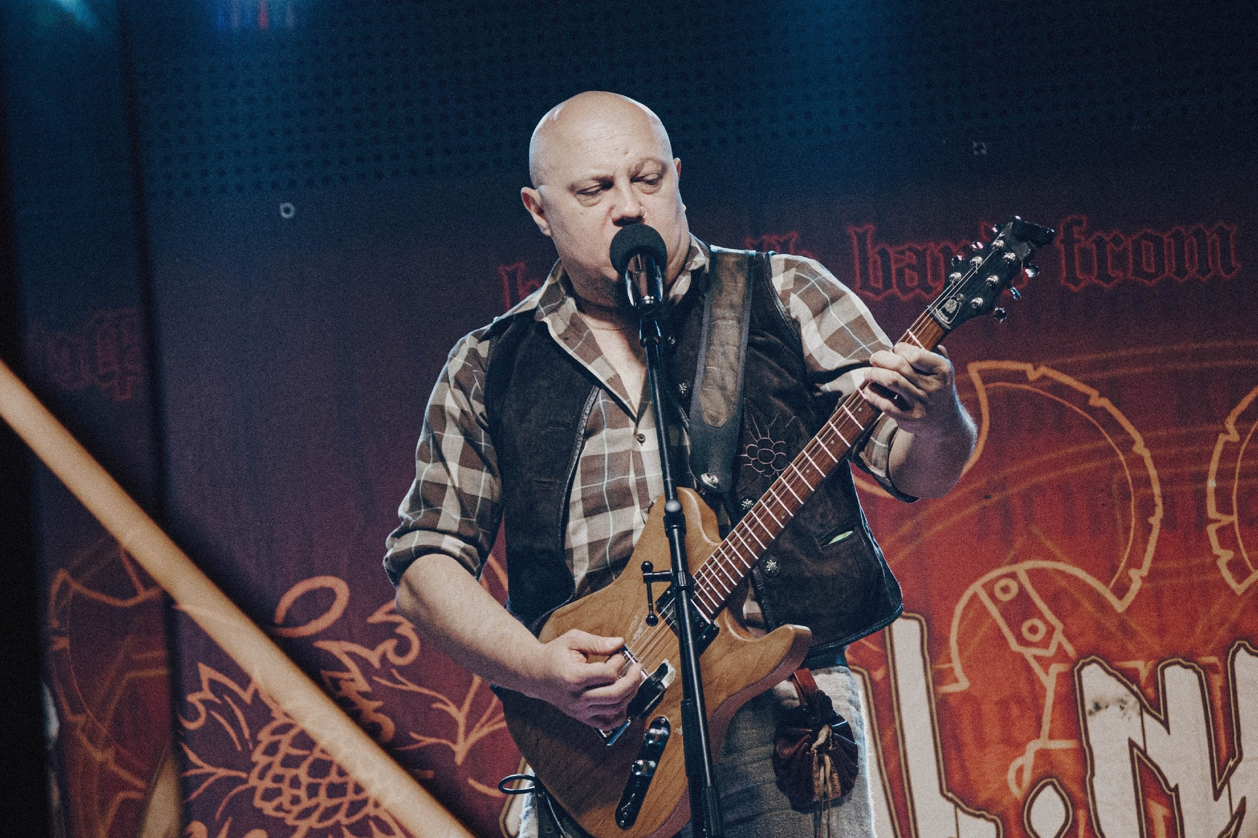 Тролль гнёт ель. ФОТОГРАФ ВЛАДИВОСТОК НИКИТА КОРОЛЁВ