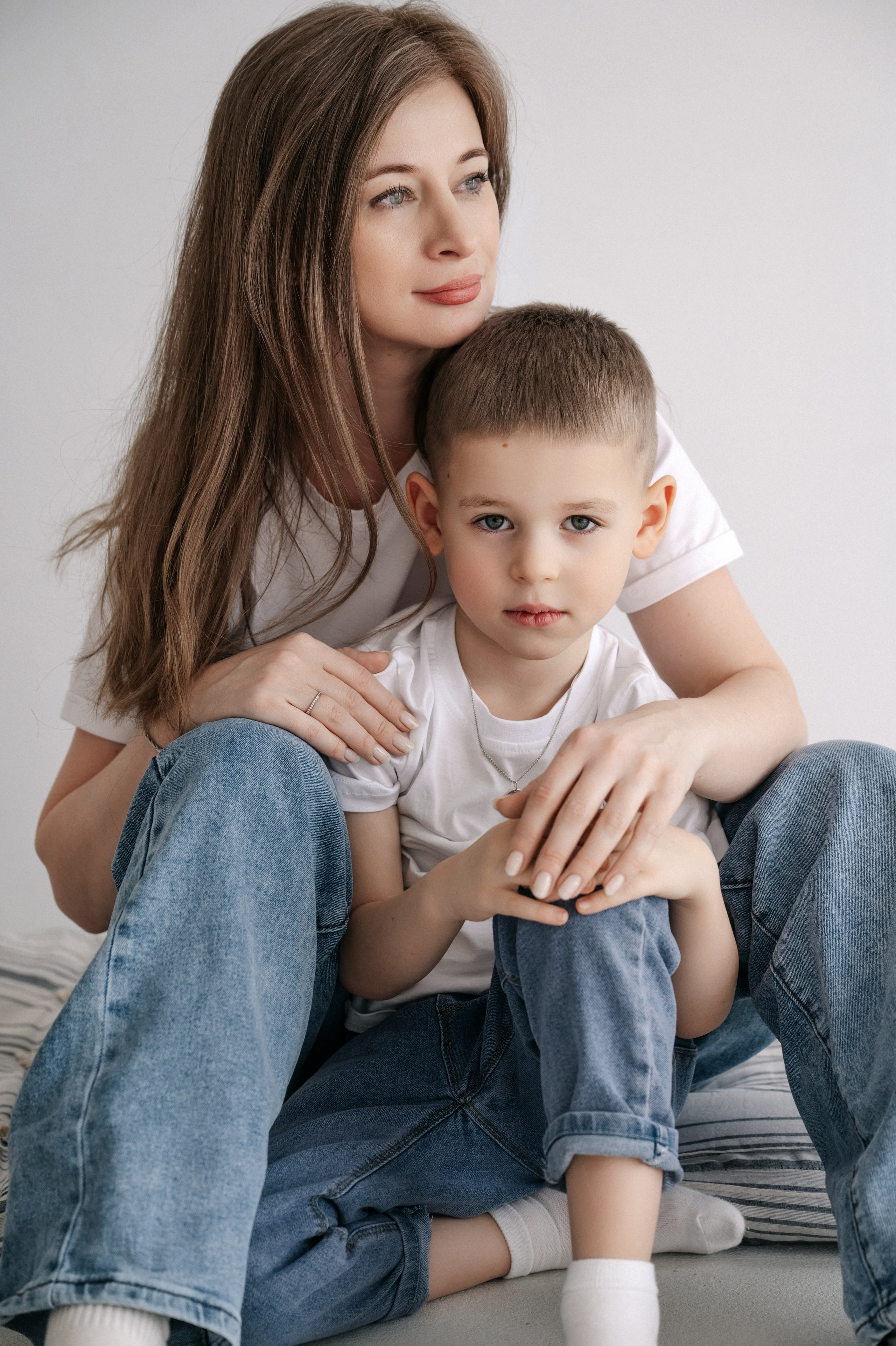 Семейная фотосессия мамы с сыновьями в фотостудии в Королёве. Свадебный и семейный фотограф Виктория Носачёва. Щелково, Москва и МО