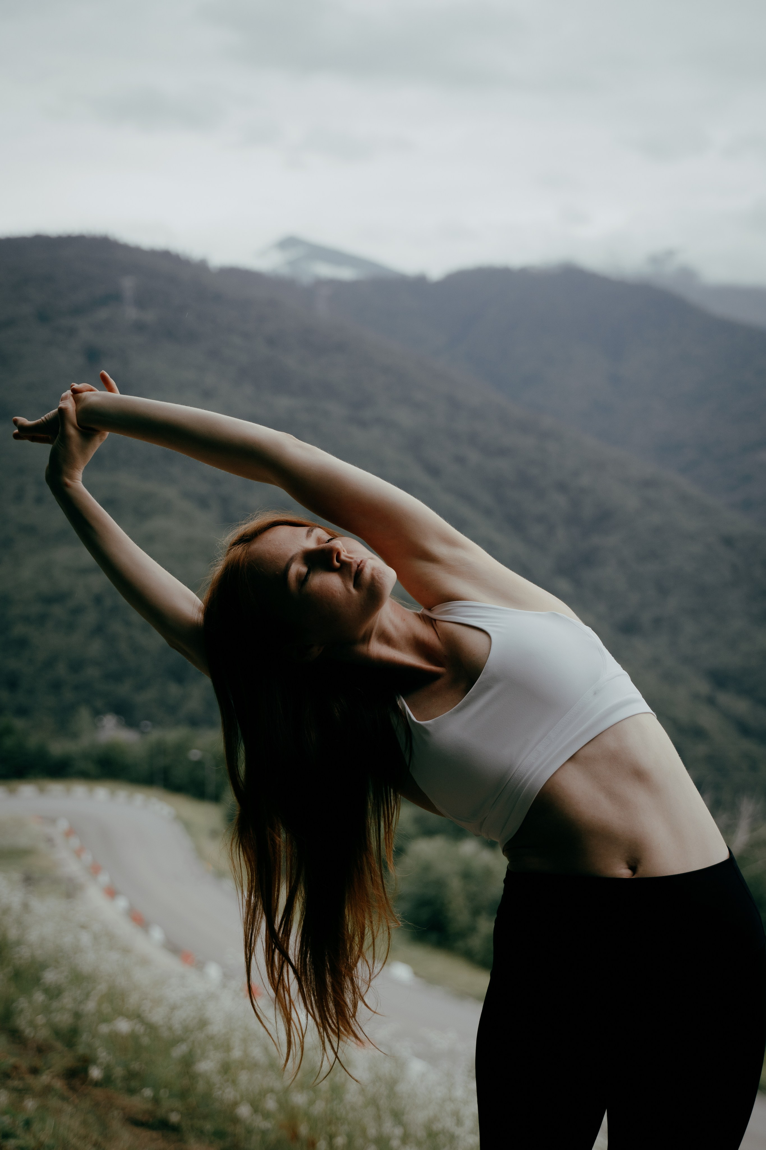 Фотоснимок девушки тянущая вбок 