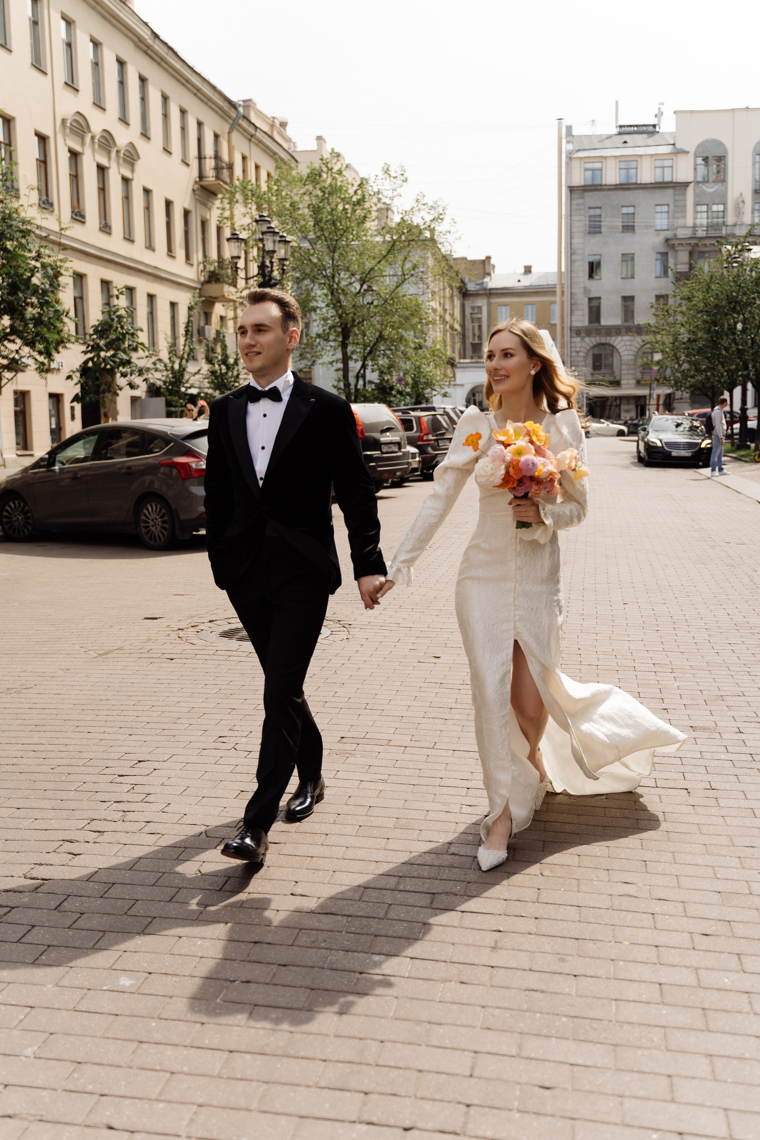 Камерная свадьба на фонтанке в сезонах. Свадебный фотограф организатор в Санкт-Петербурге Ассоль Опарина