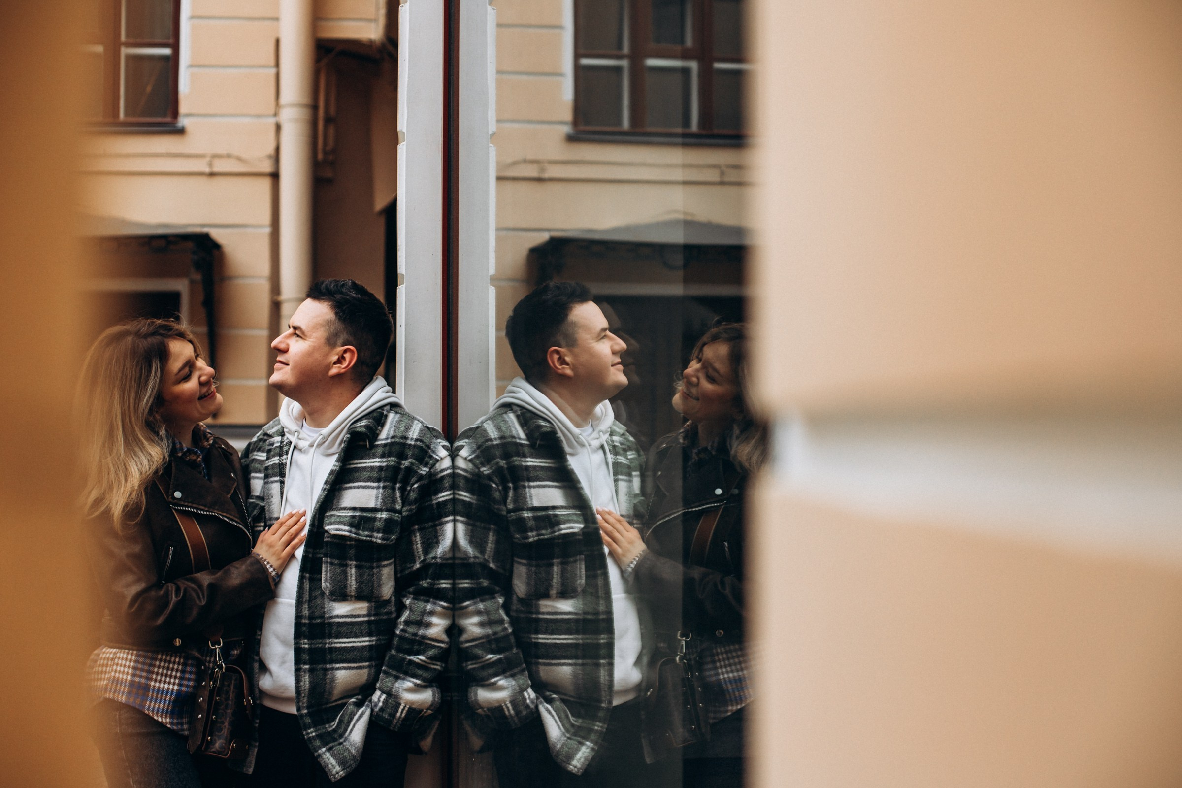 Юлия с семьей в апреле. Фотопрогулка в Петербурге. Индивидуальный и семейный фотограф в Санкт-Петербурге