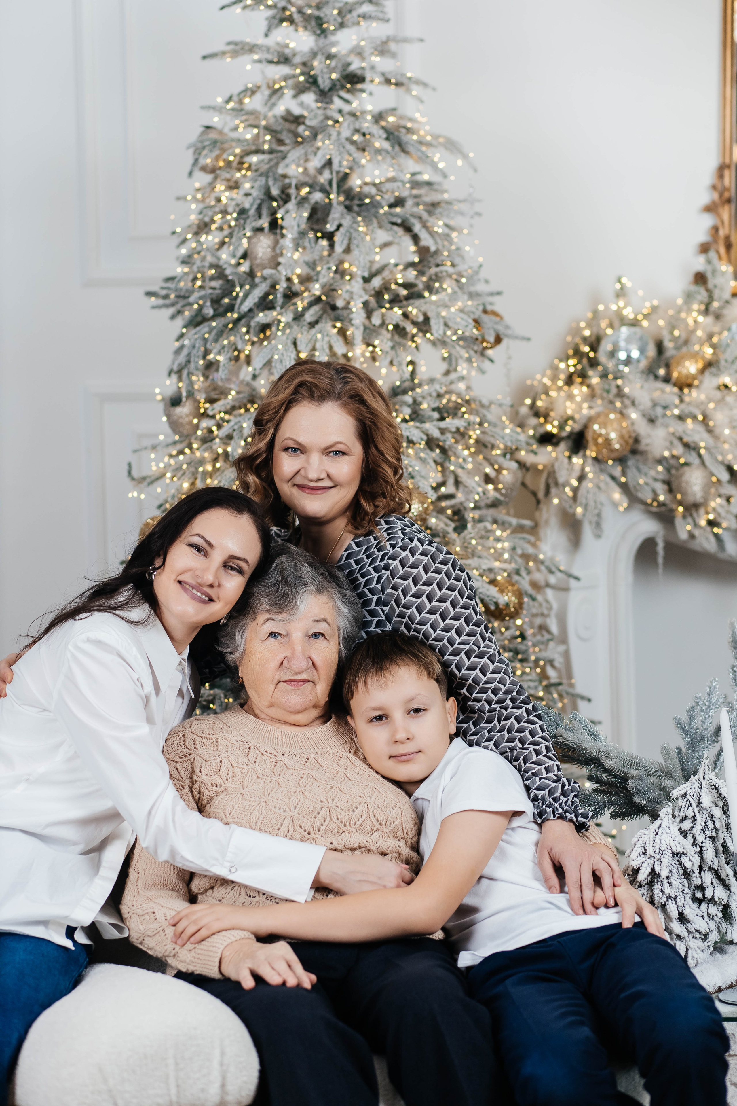 Семейная фотосессия большой семьи НГ 2026. Женский фотограф в Оренбурге Ирина Заводчикова