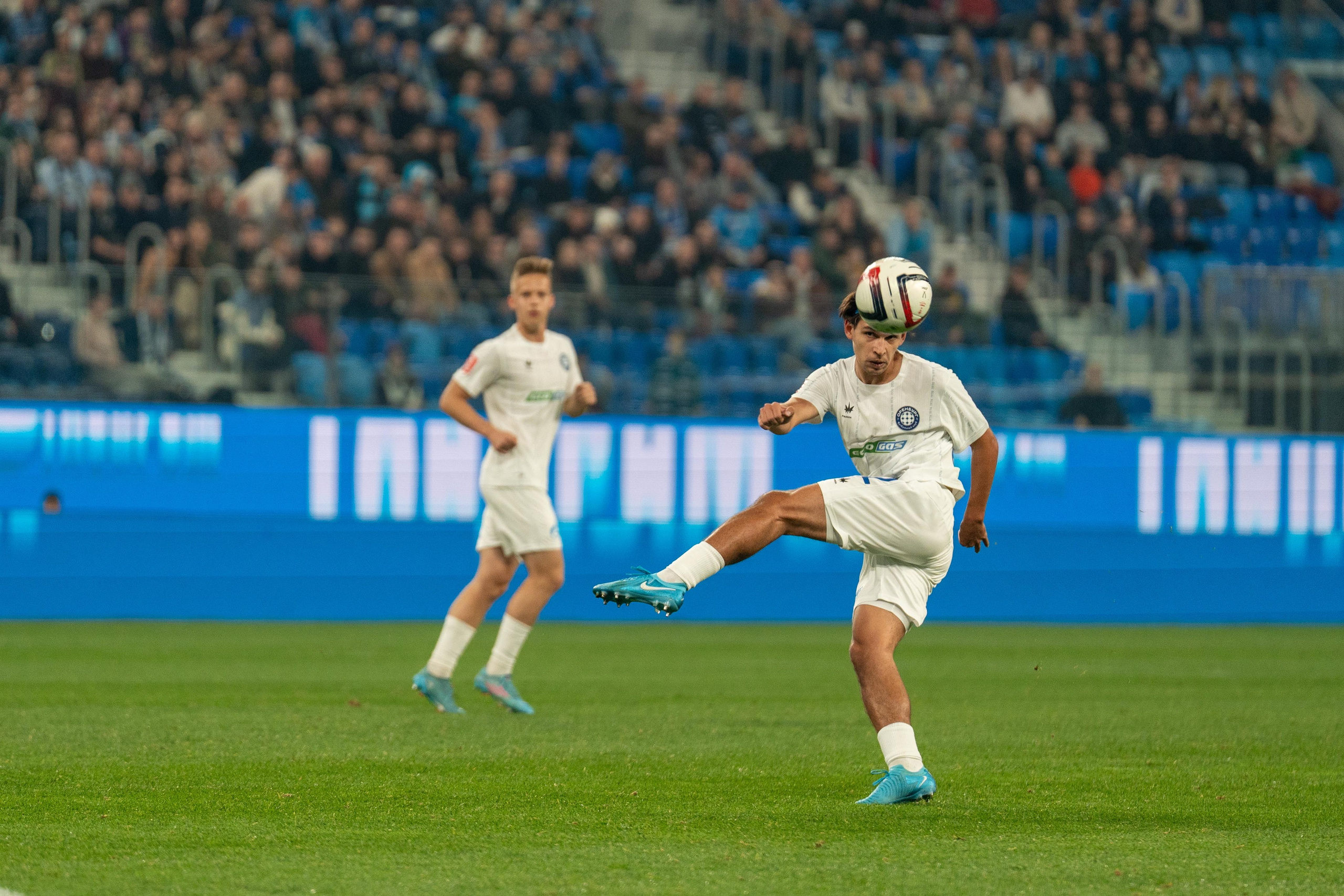 Оренбургский игрок выбивает мяч на Газпром Арене спортивный фотограф Санкт-Петербург