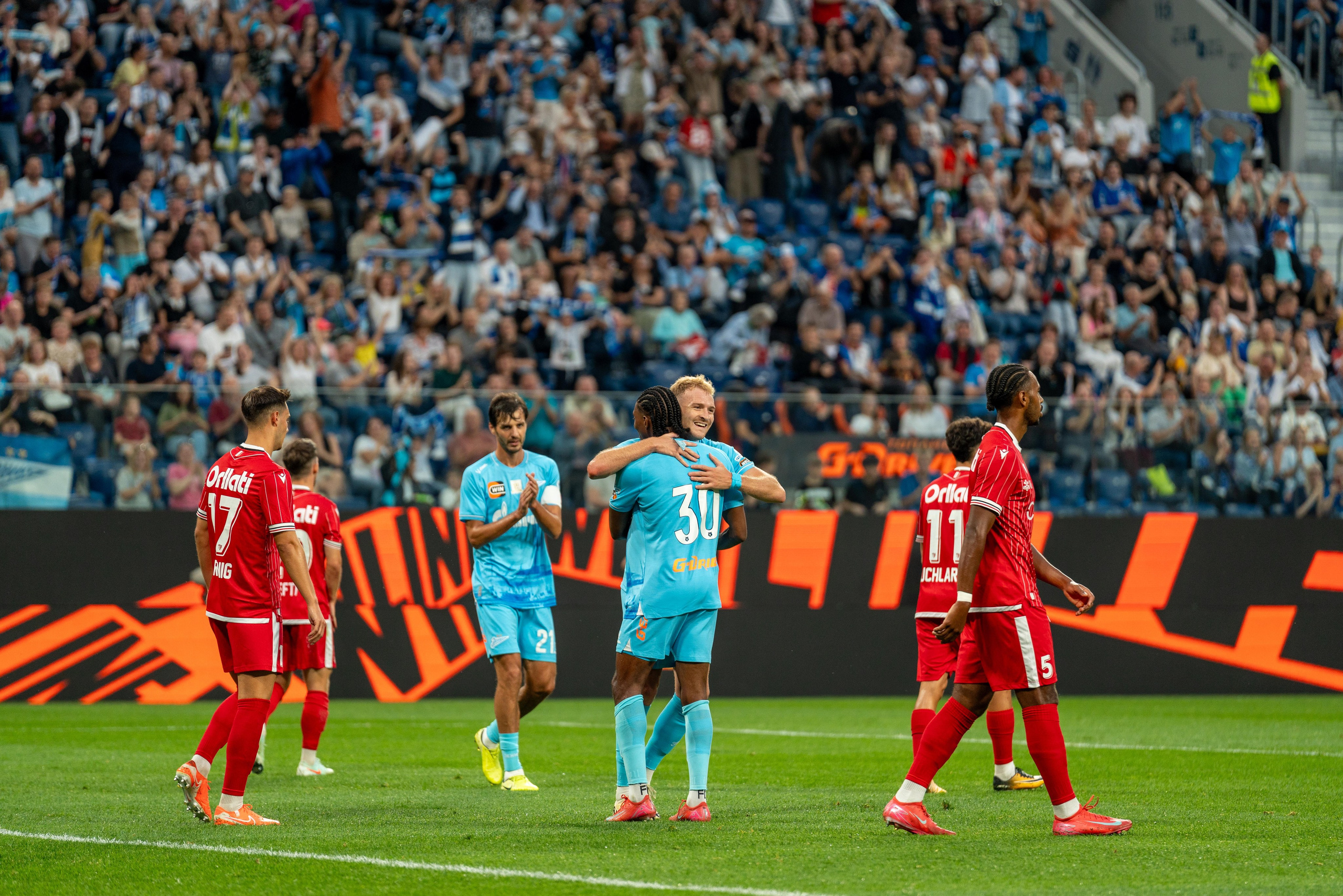 Футболисты «Зенита» празднуют гол в матче с «Сьоном», репортажная спортивная съёмка, спортивный фотограф Санкт-Петербург.