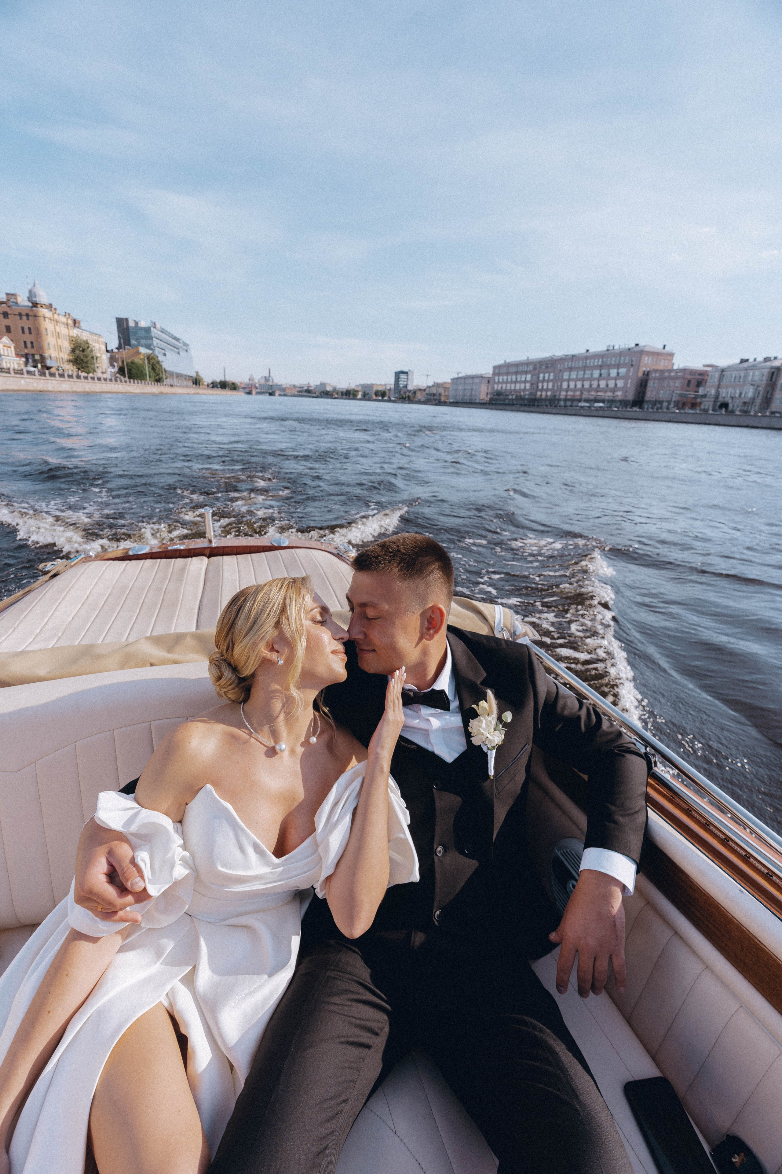 СВАДЕНБНАЯ СЬЕМКА НА КАТЕРЕ ПО КАНАЛАМ САНКТ-ПЕТЕРБУРГА И В АКВАТОРИИ НЕВЫ. Профессиональный фотограф, Санкт-Петербург — Виктория Богомолова