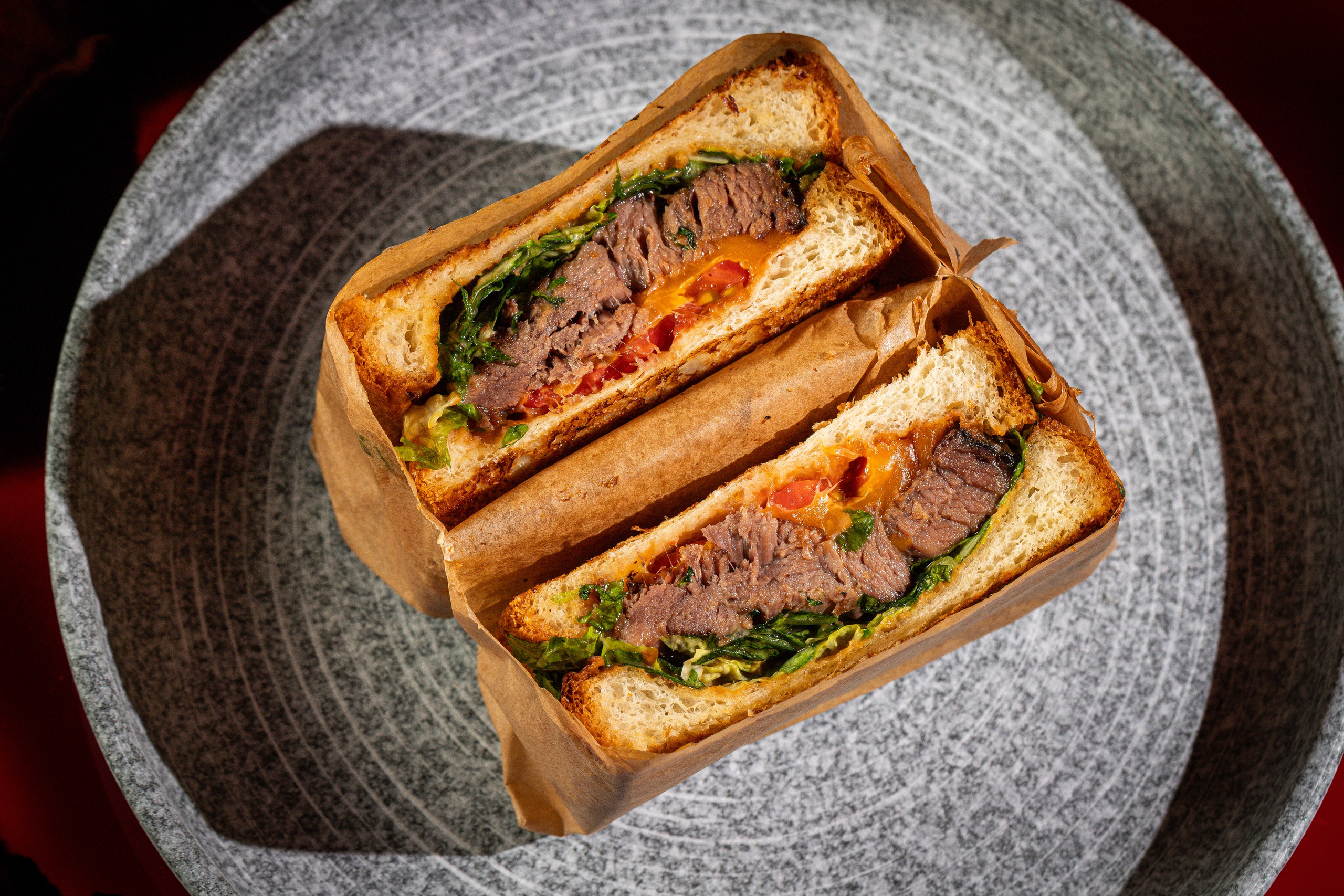 Сэндвич с говядиной, порезанный на две половинки