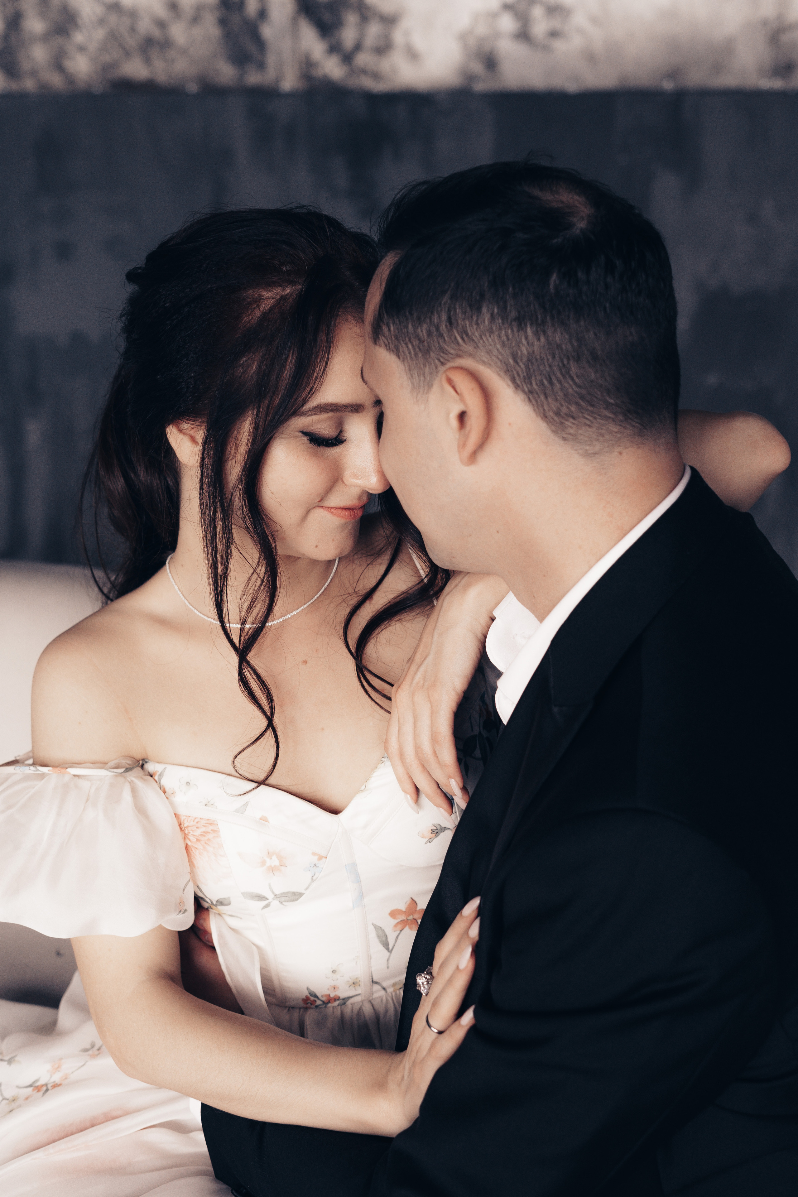 Молодая пара сидит на диване