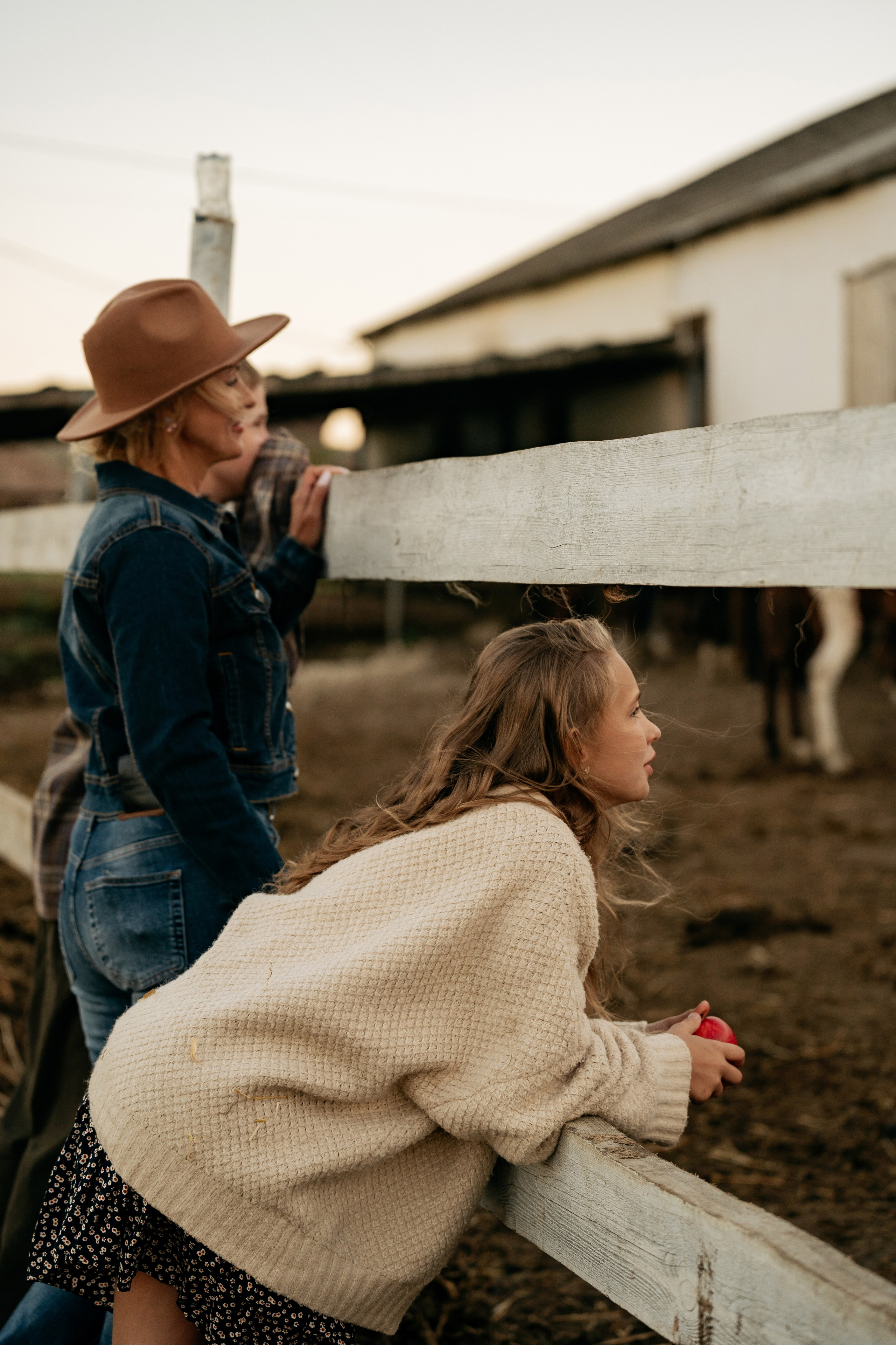 Фотосессия с животными в Анапе: мама и дети с восторгом знакомятся с лошадьми. Эко-комплекс «Ферма».