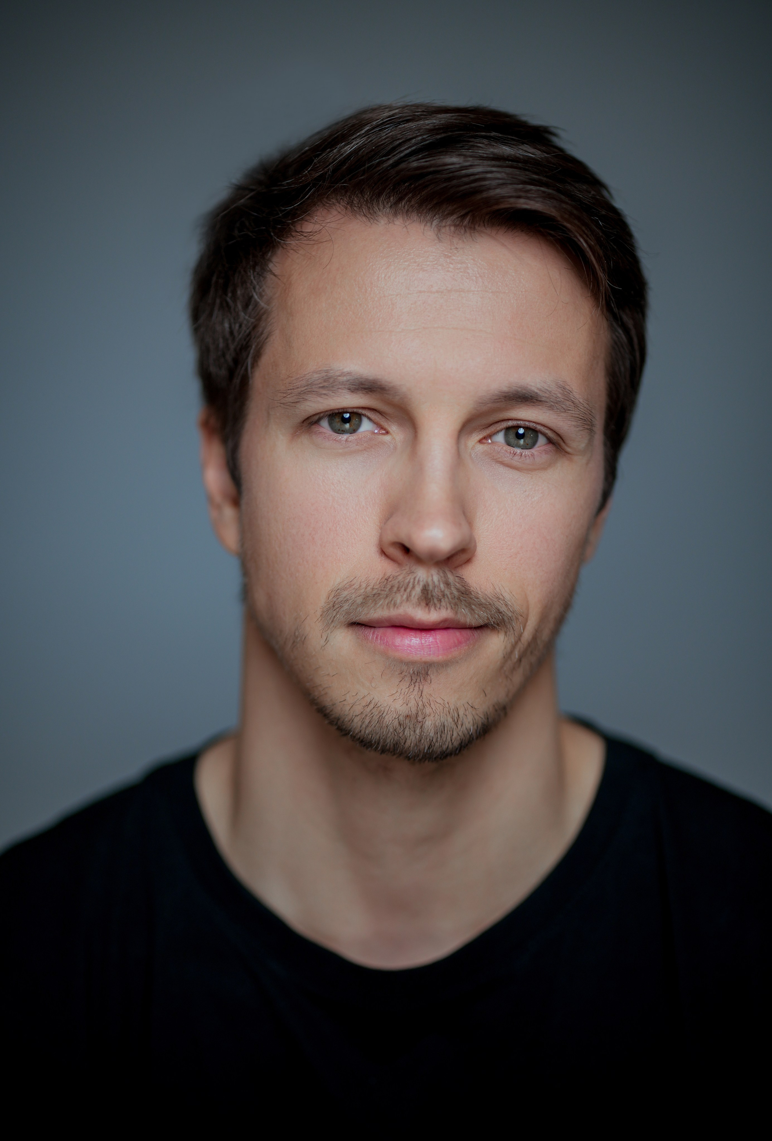 Актер Денис Васильев. Портретная съемка в Москве, студийный фотограф Игорь Фомин
