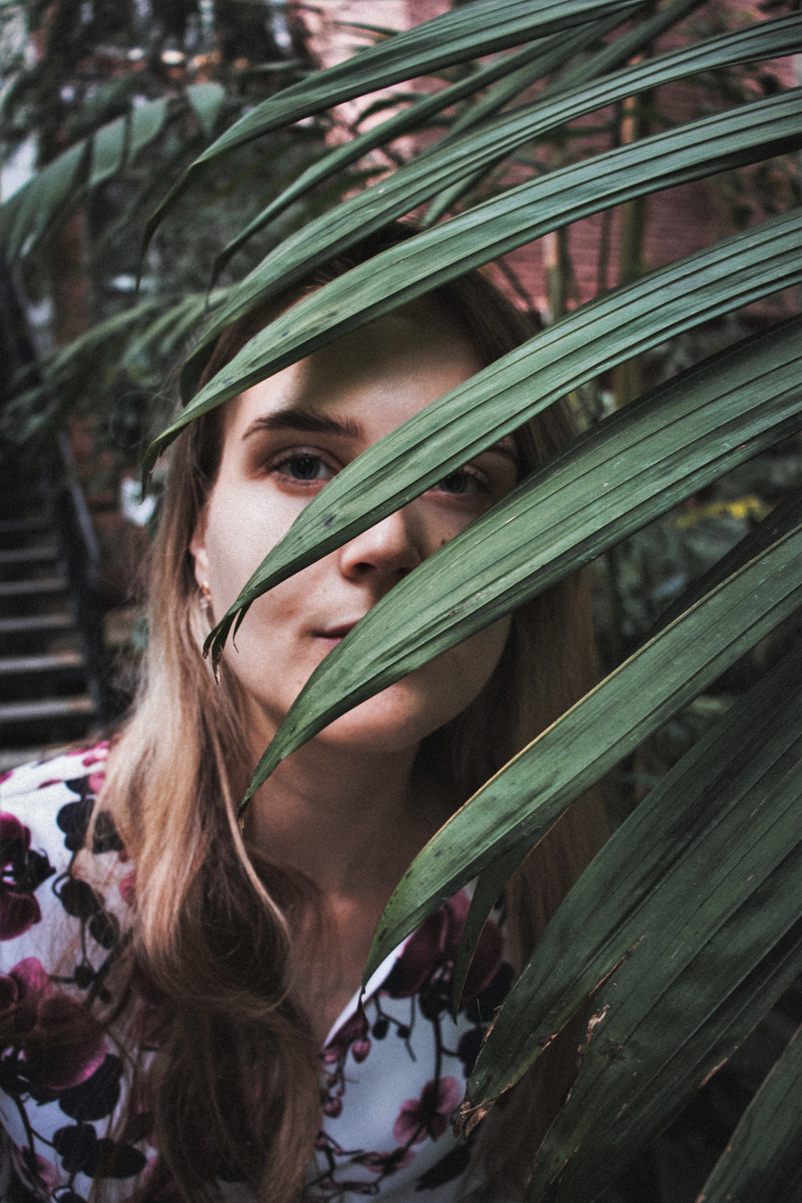 Фотосессия девушки в Ботаническом саду в городе Томск