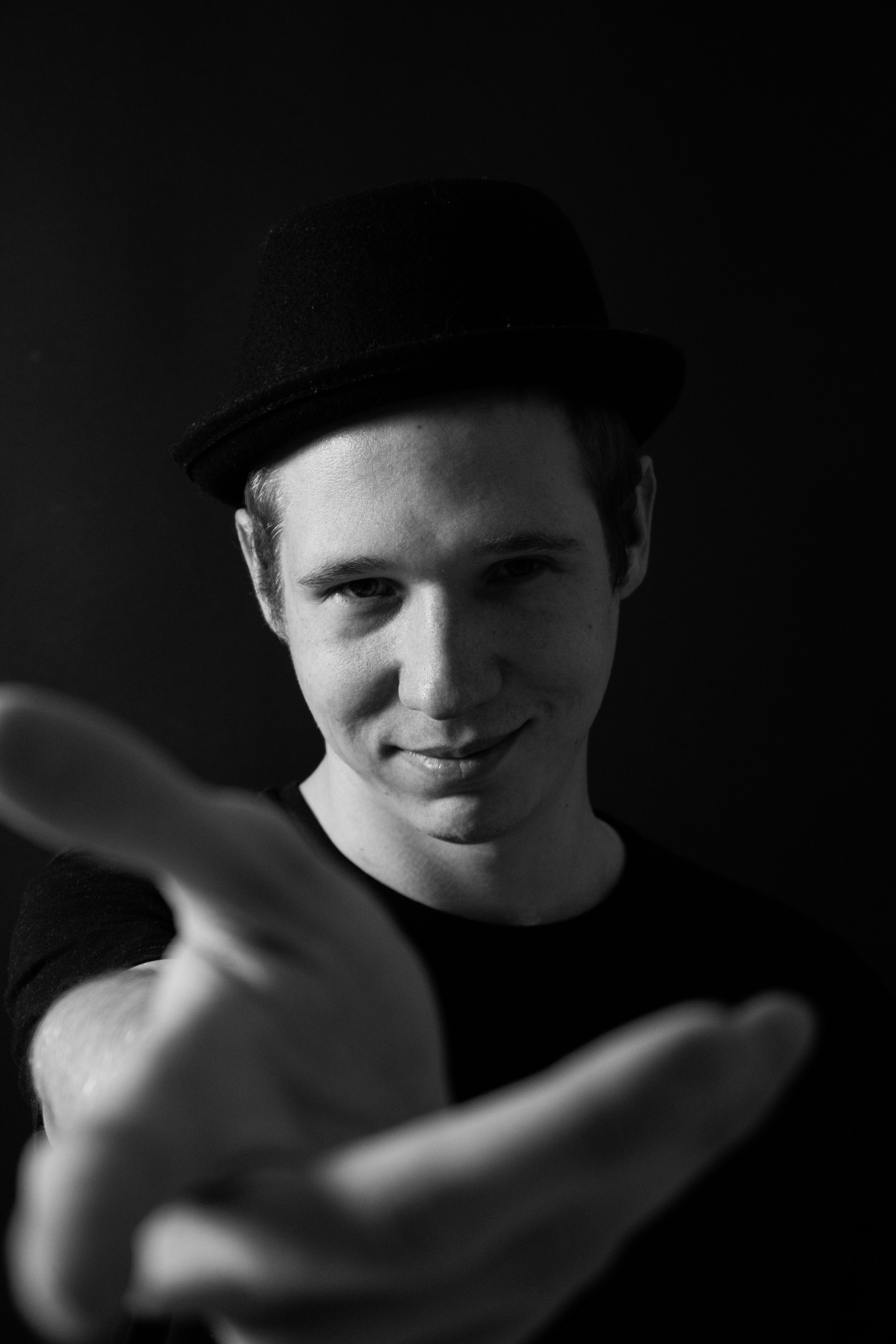 Индивидуальная летняя прогулочная фотосессия девушки в стиле ретро 60-80х в городе Томск