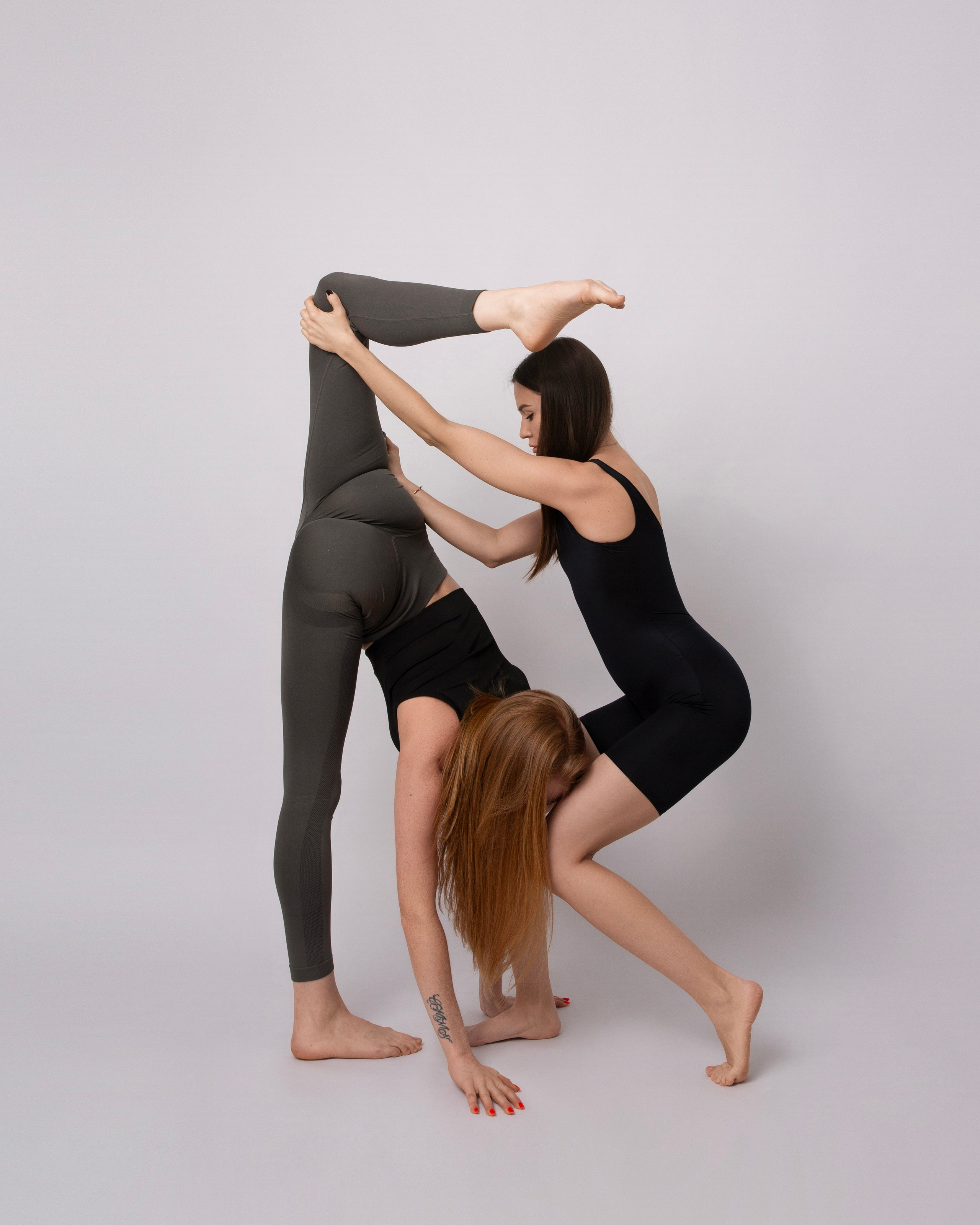 Тематическая фотосессия запечатлели стойку из йоги 