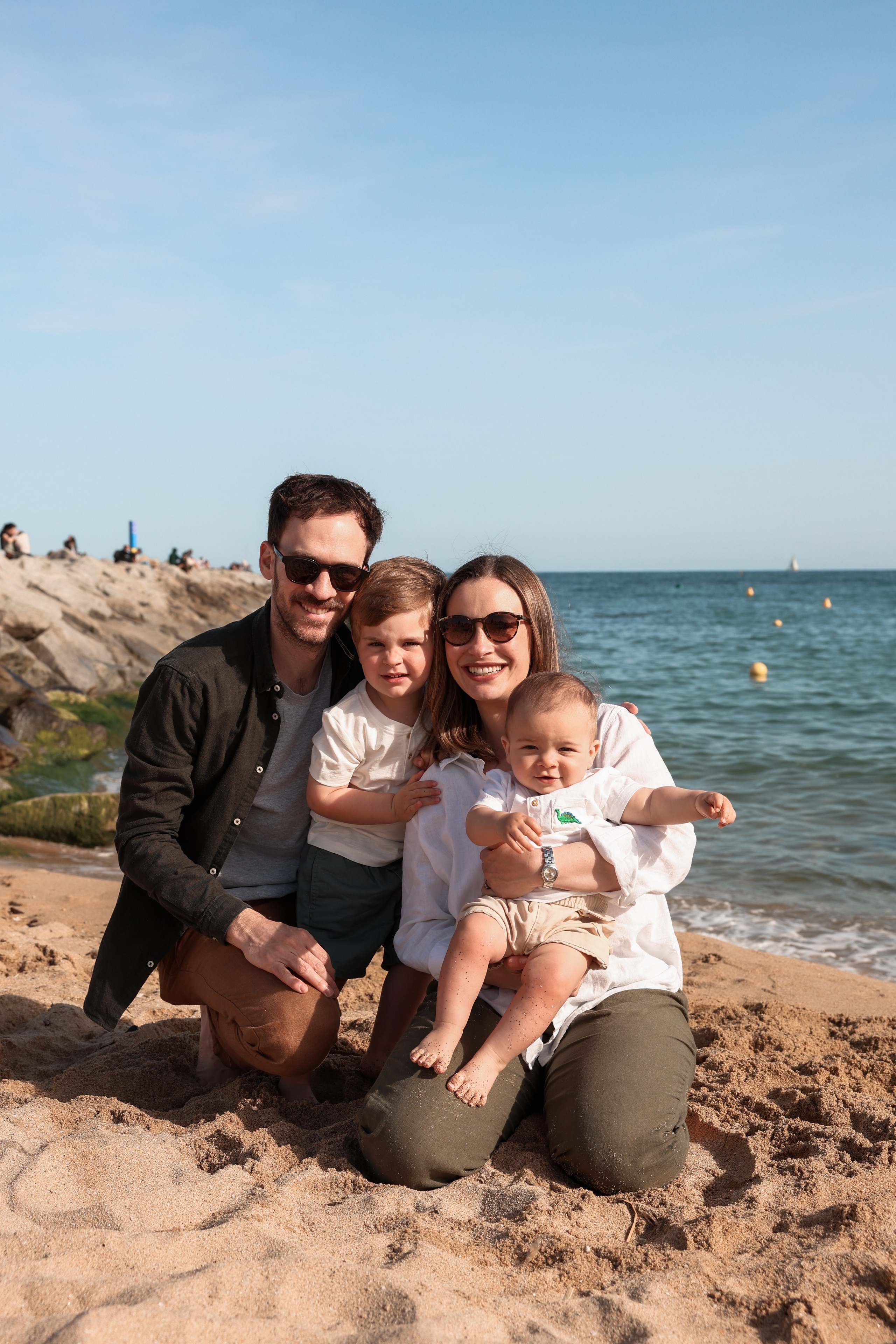 Family pizza at the sea. Natalia Zhuravleva|family, newborn, maternity photographer in Barcelona