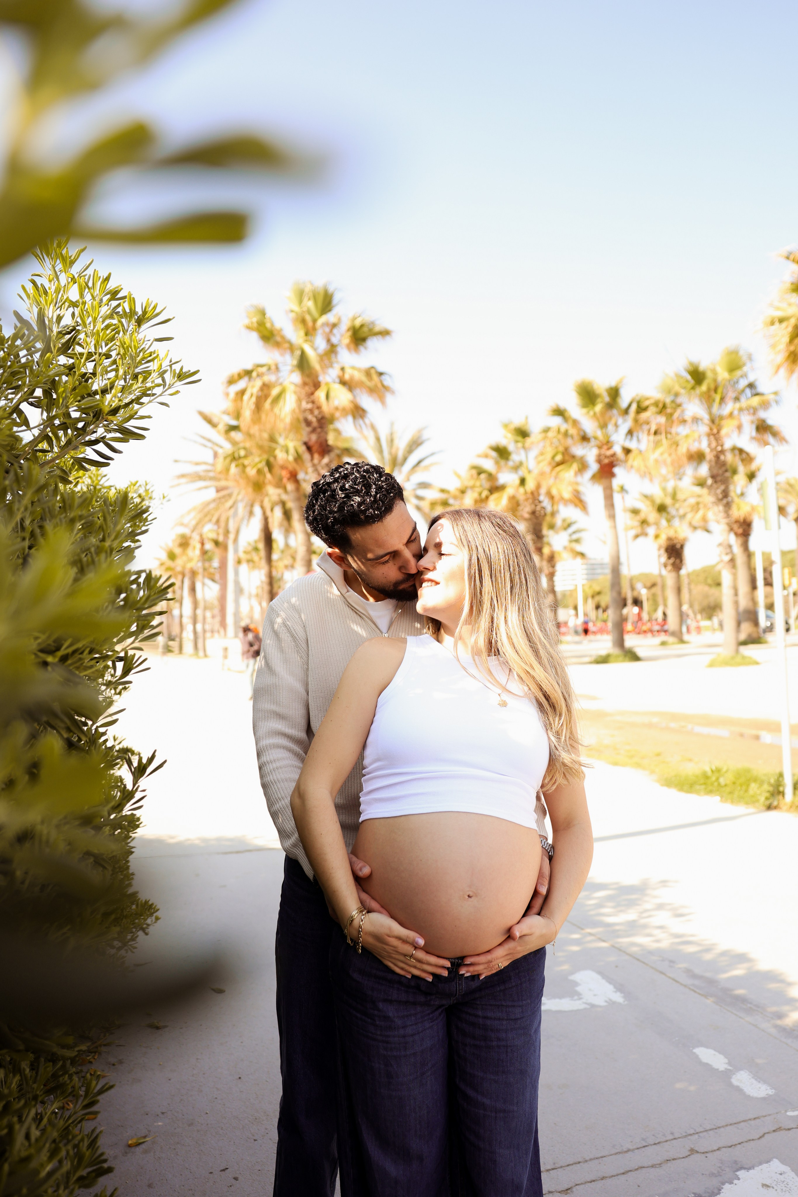 Sunny morning at the sea. Natalia Zhuravleva|family, newborn, maternity photographer in Barcelona