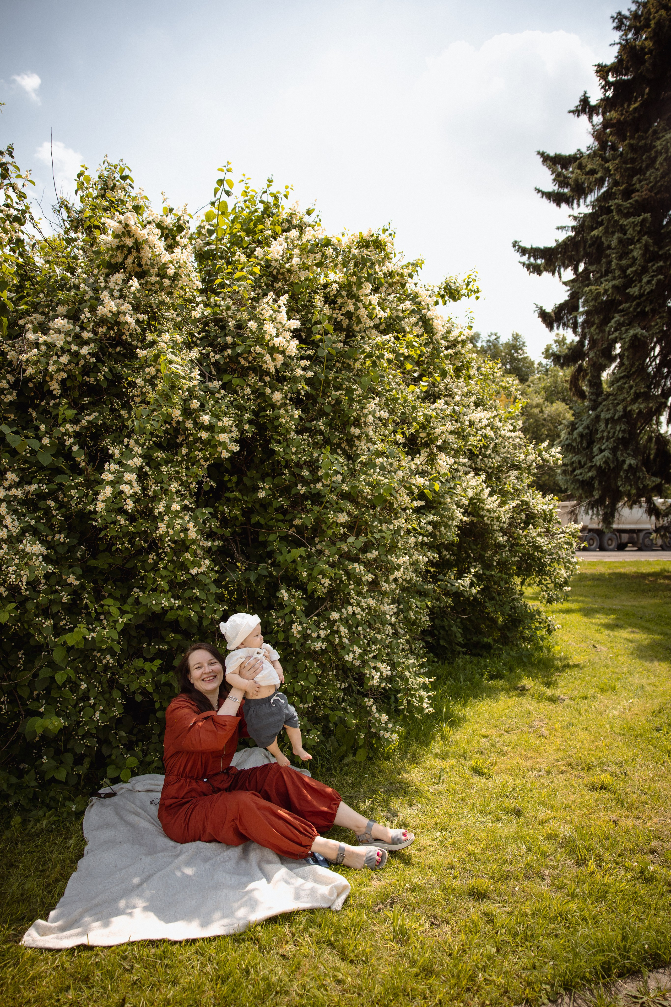 Настя с сыном у Alma-Mater. Ваш семейный newborn и lifestyle фотограф в СПБ Наталья Журавлева