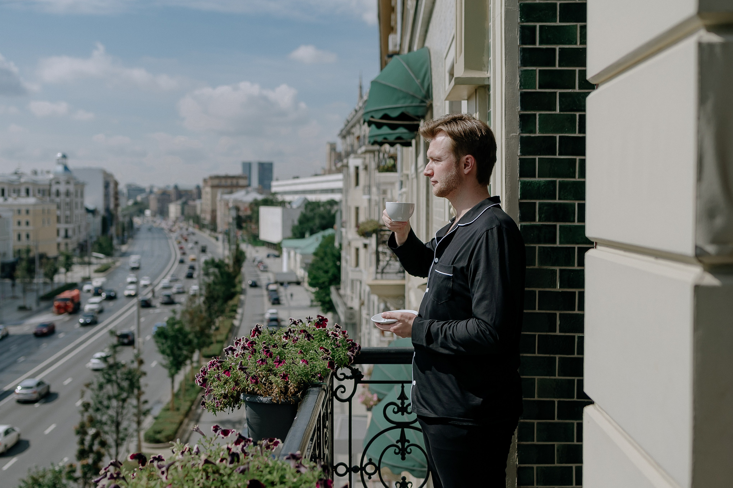 Жених на балконе отеля Hartwell 