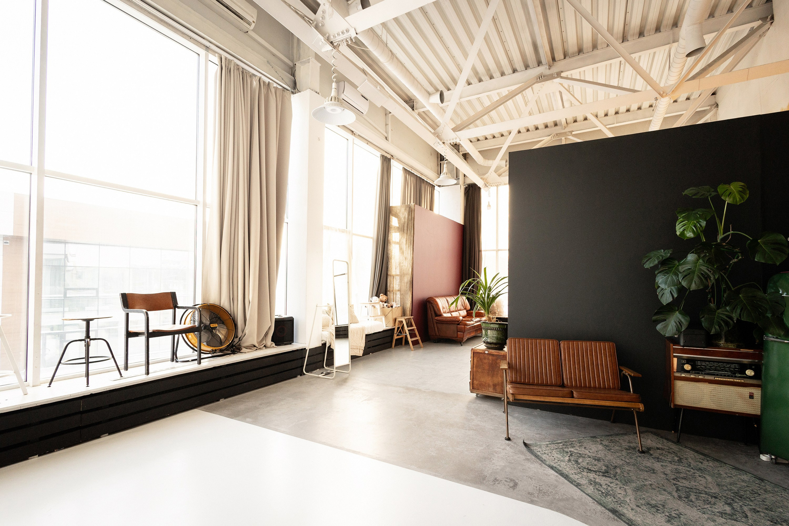 Зал Невский в фотостудии Питер в Сургуте для семейных и индивидуальных фотосессий. Идеально подойдёт для съёмки на выпускные альбомы для старших классов. 