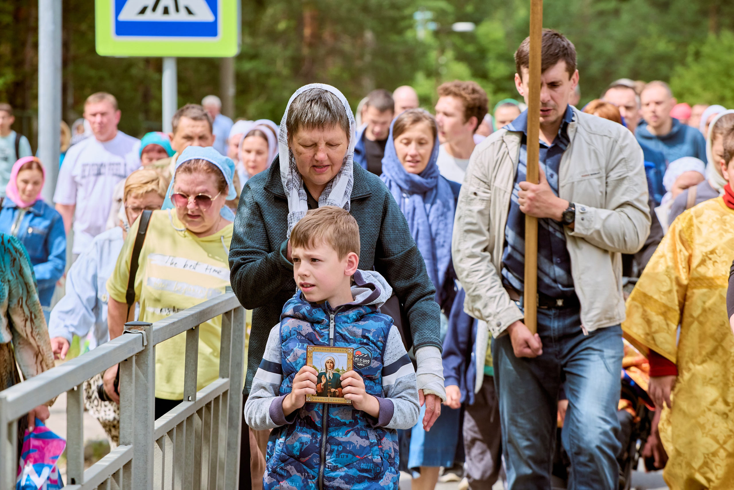 Мальчик с иконой в руках вместе с мамой на Крестном Ходе в Дзержинске Православный портретный фотограф Николай Голованов