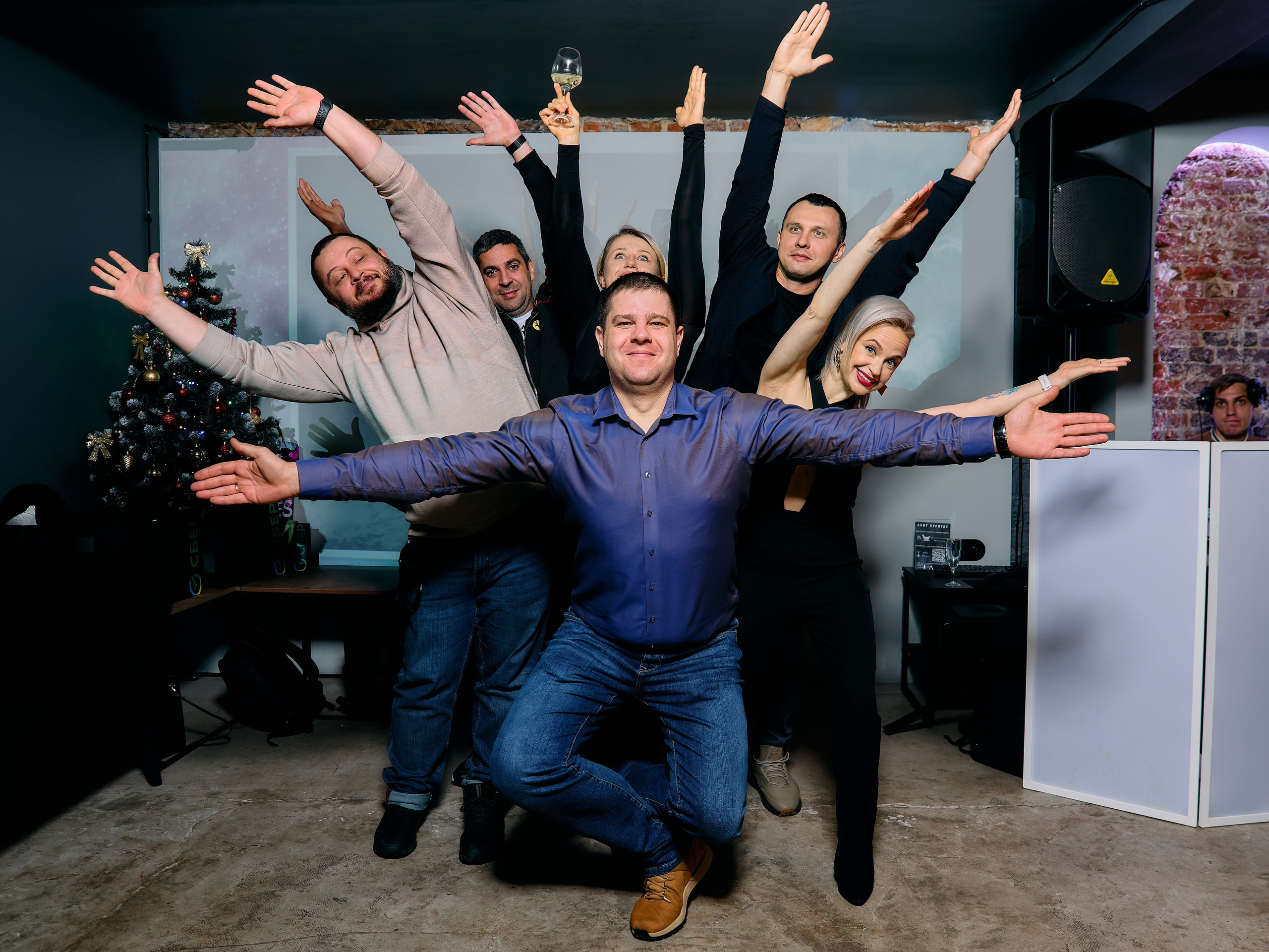 Групповое фото сотрудников компании на корпоративе в лофте в Москве