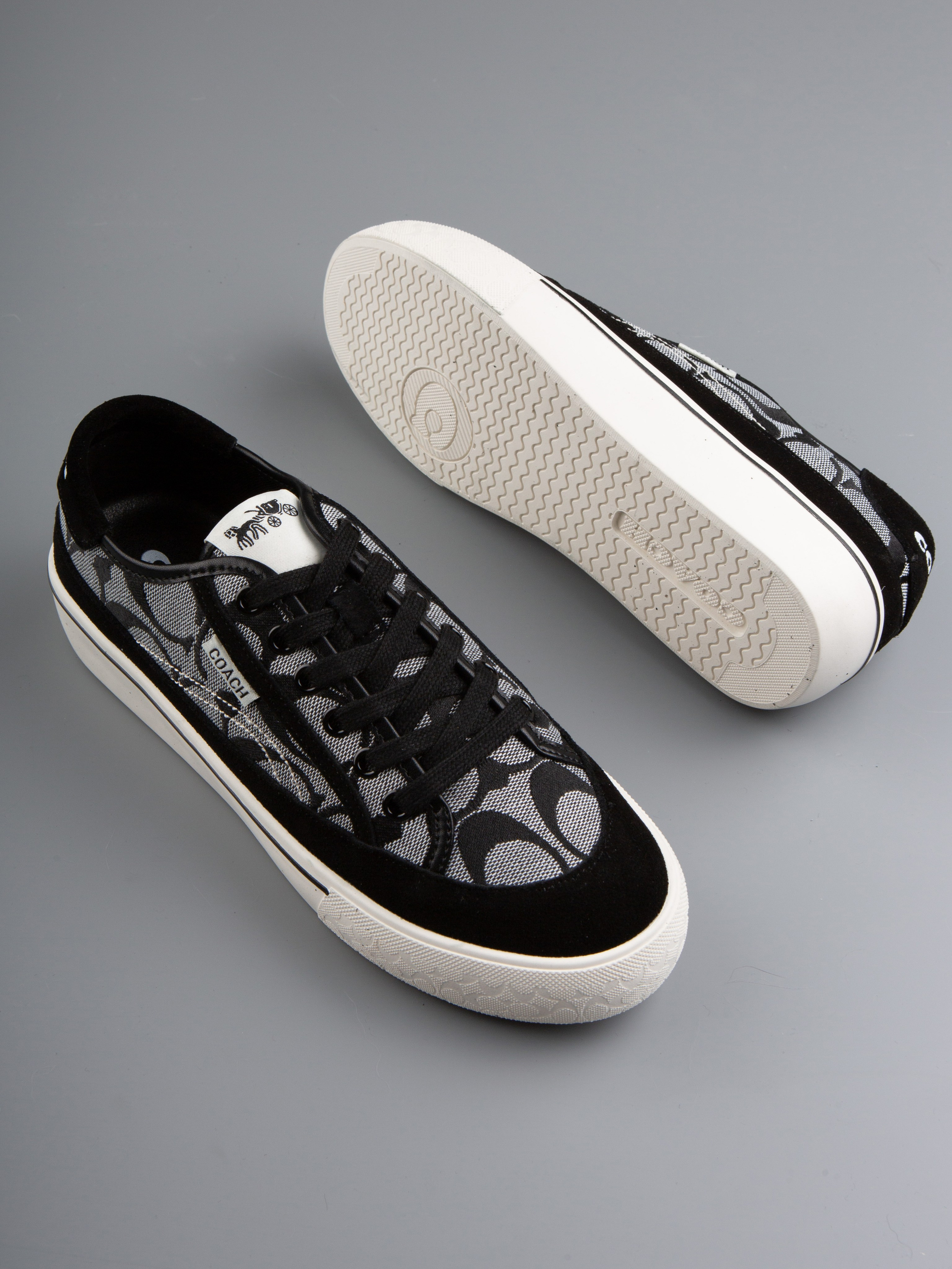 Обувь на цветных фонах. Фотограф Мария Кольцова