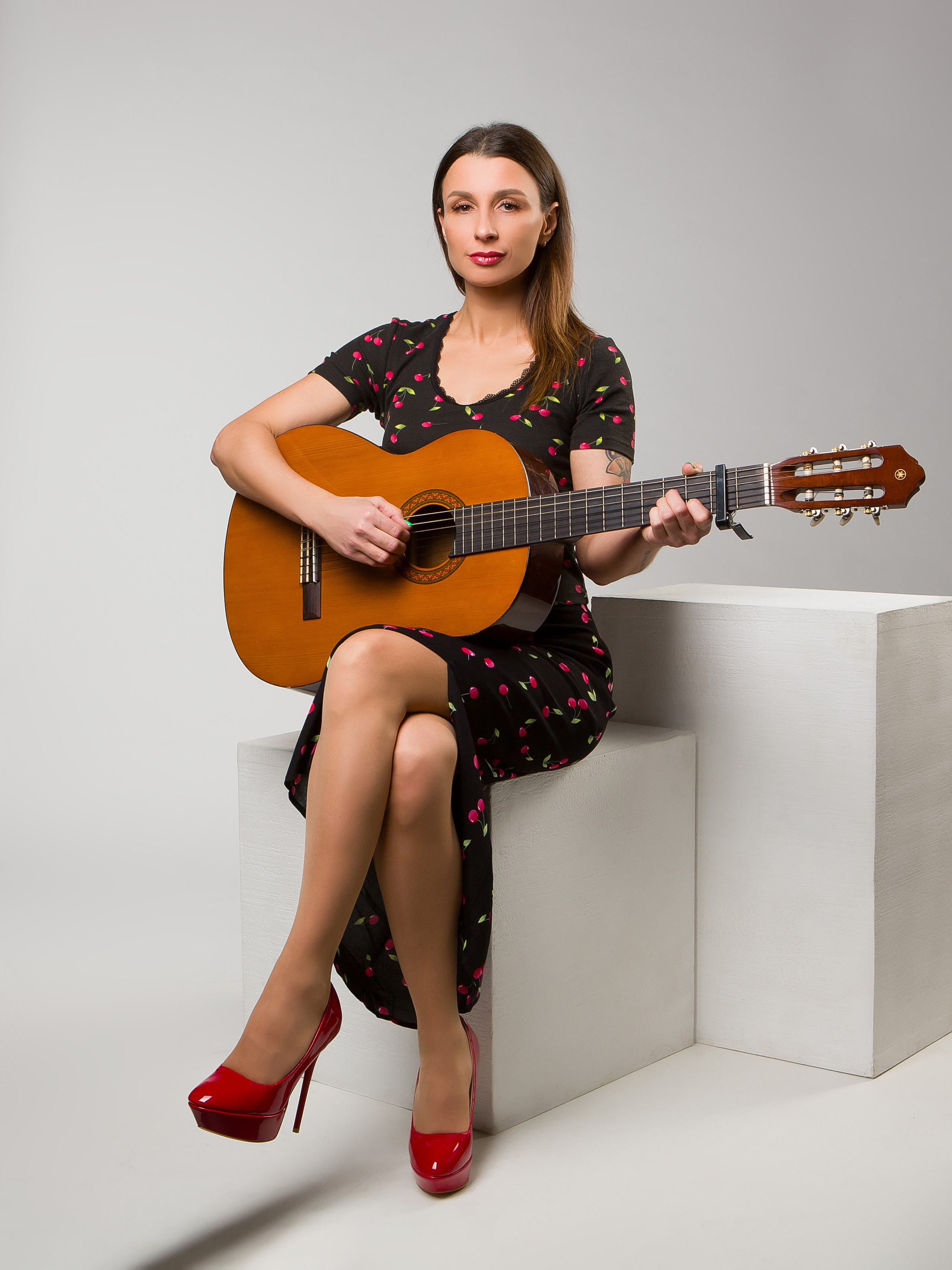 Девушка с гитарой. Фотограф Мария Кольцова