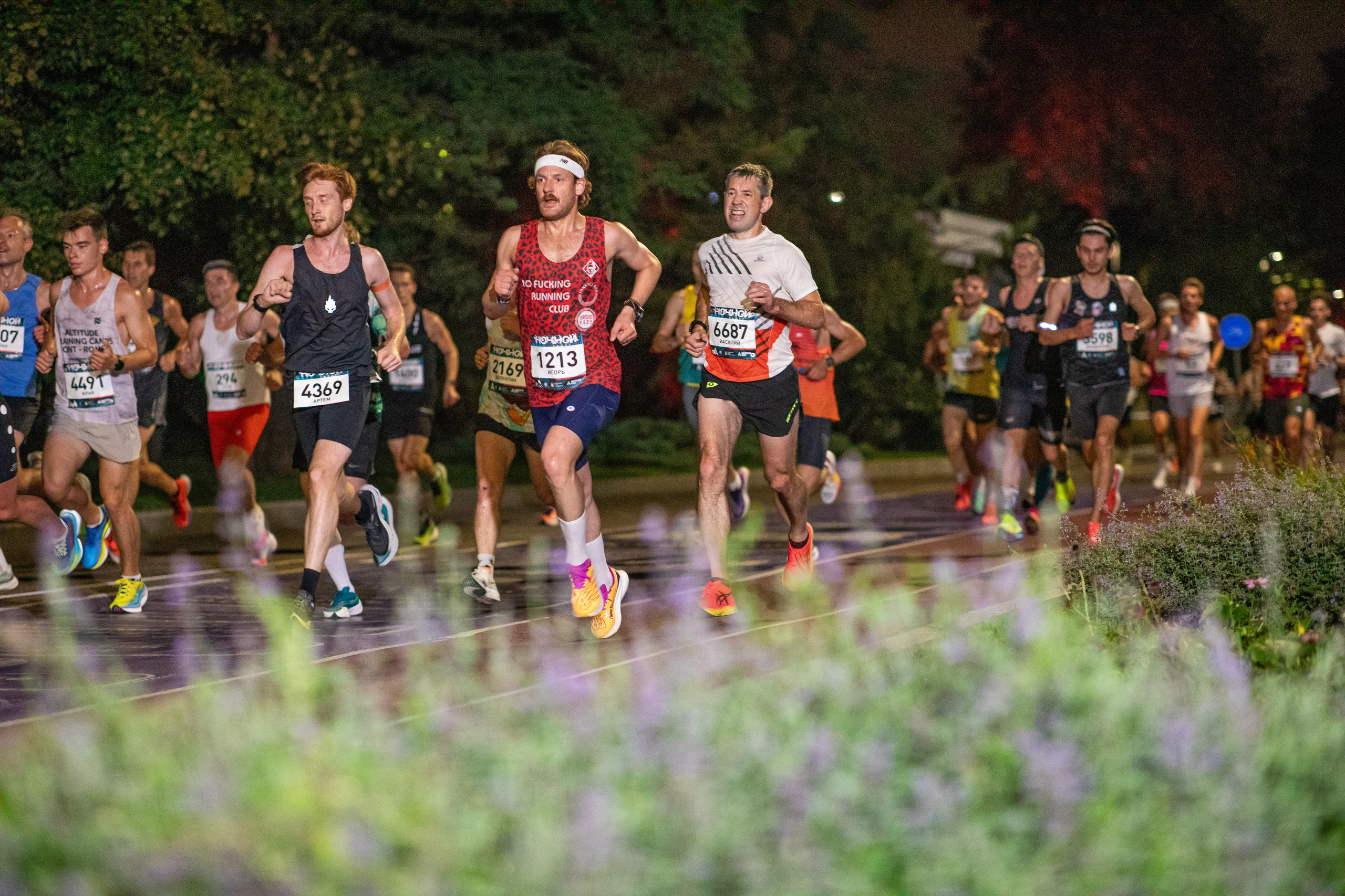 Ночной забег в ленте фотографий бегунов 03.08.24. Фотограф Сергей Ловкий