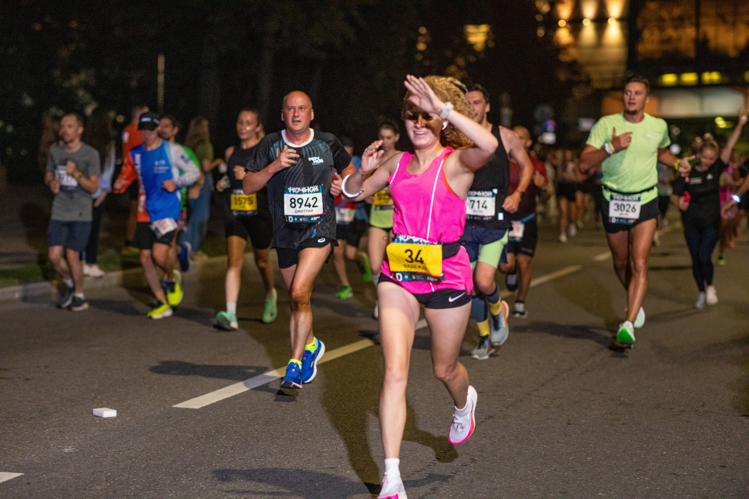 Ночной забег в ленте фотографий бегунов 03.08.24. Фотограф Сергей Ловкий