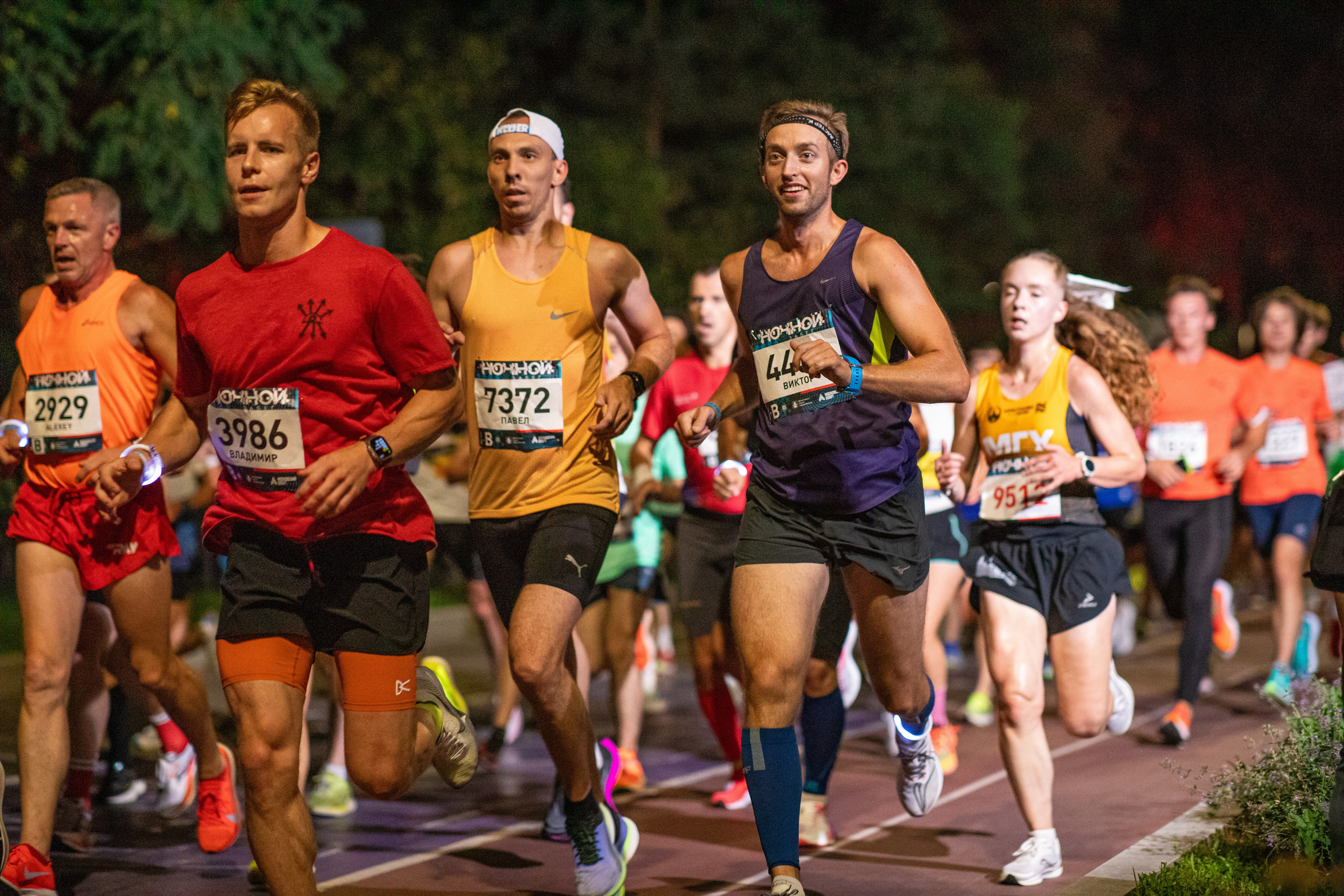 Ночной забег в ленте фотографий бегунов 03.08.24. Фотограф Сергей Ловкий