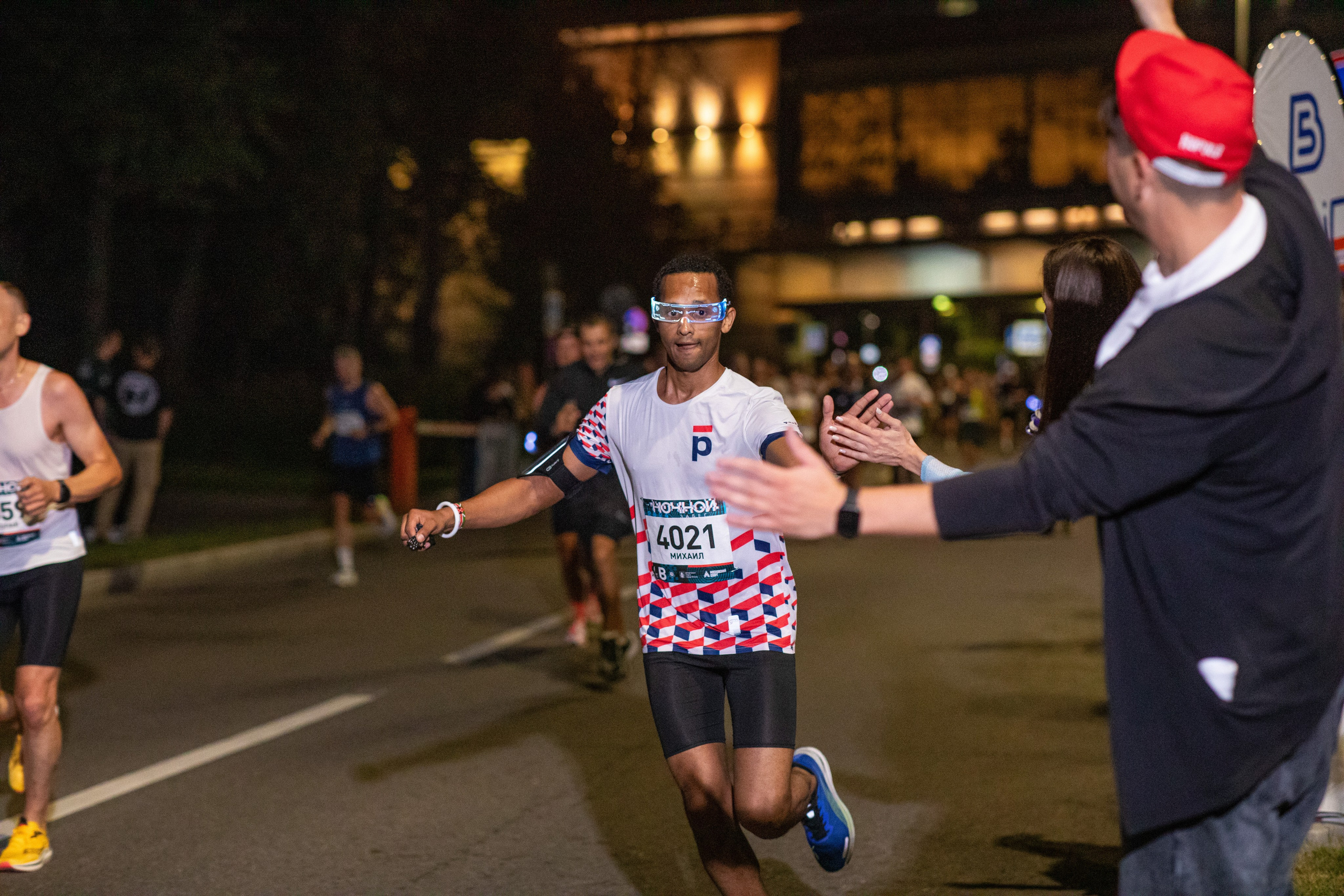 Ночной забег в ленте фотографий бегунов 03.08.24. Фотограф Сергей Ловкий
