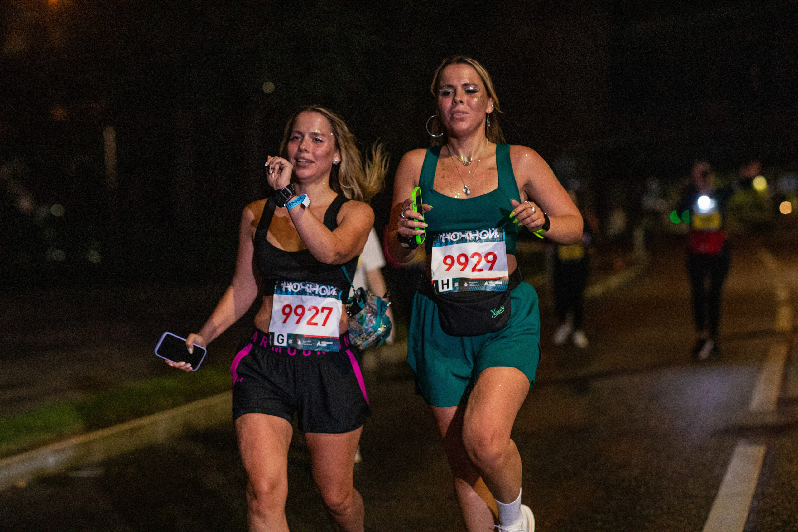 Ночной забег в ленте фотографий бегунов 03.08.24. Фотограф Сергей Ловкий