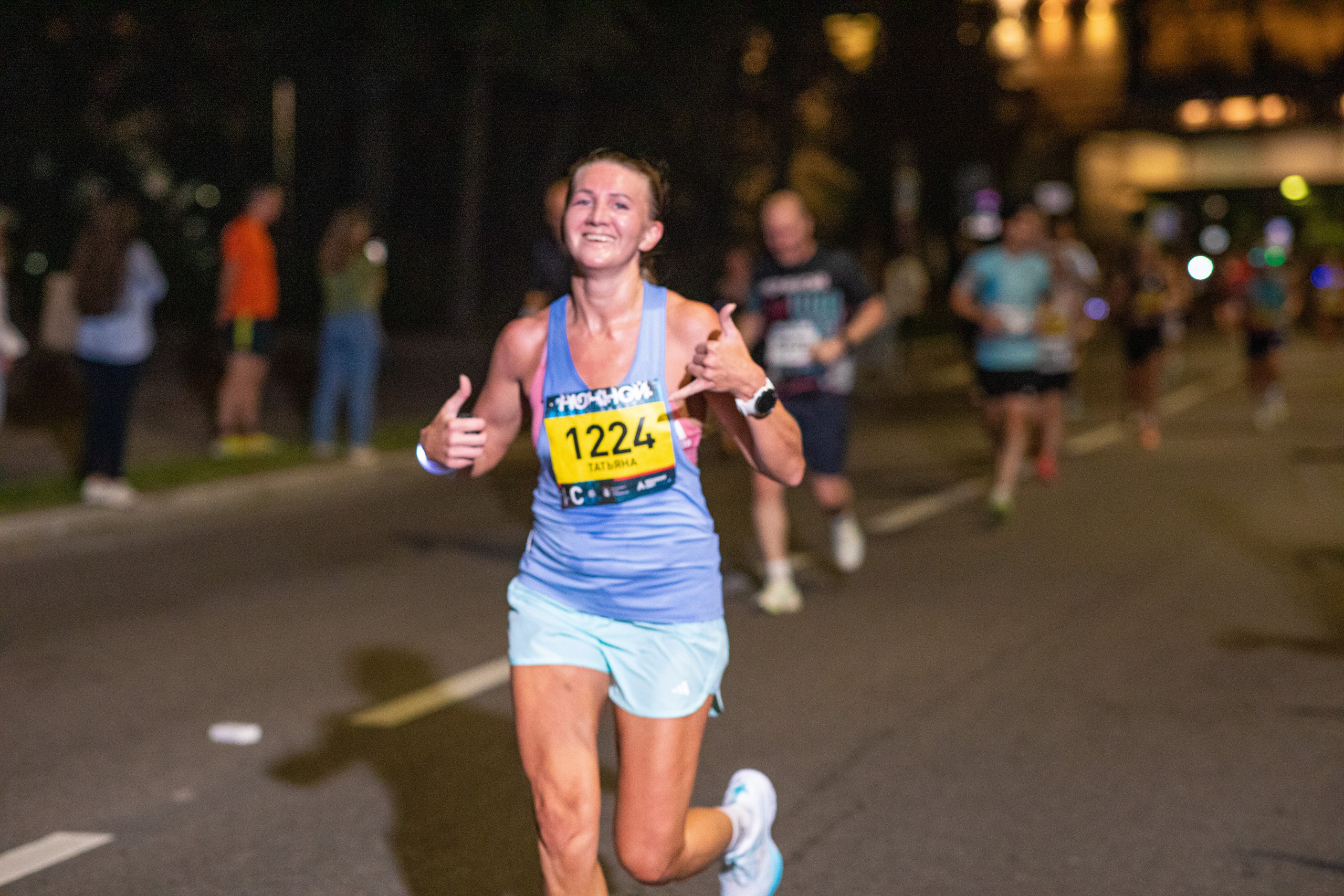 Ночной забег в ленте фотографий бегунов 03.08.24. Фотограф Сергей Ловкий