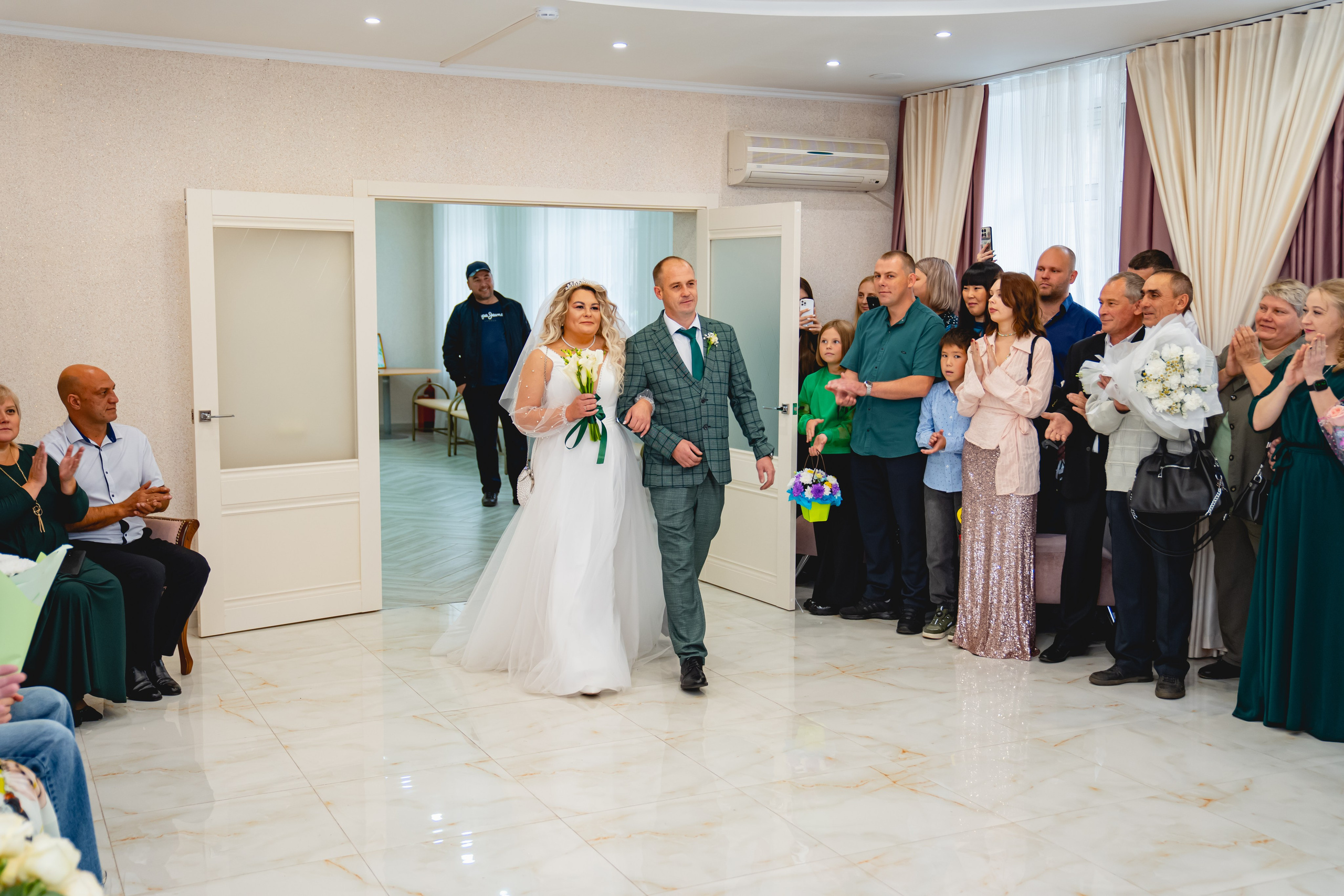 Осенняя Свадьба 2024. Занимаюсь профессиональной фотографией и живу рядом с Байкалом. Работаю в разных жанрах