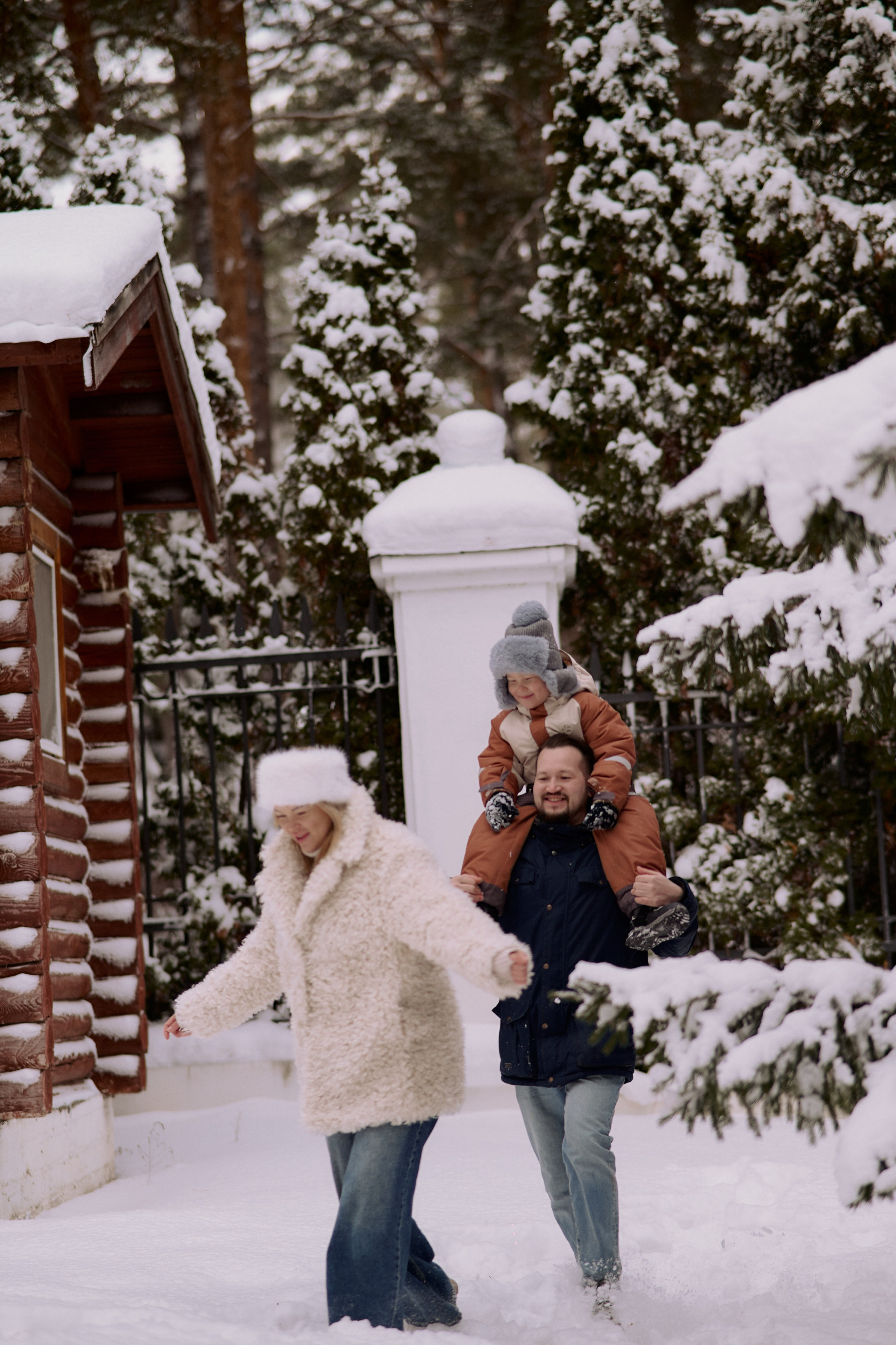 Паша, Света и Марк на зимней прогулке. Семейный и свадебный lifestyle-фотограф в Москве Мария Петрова