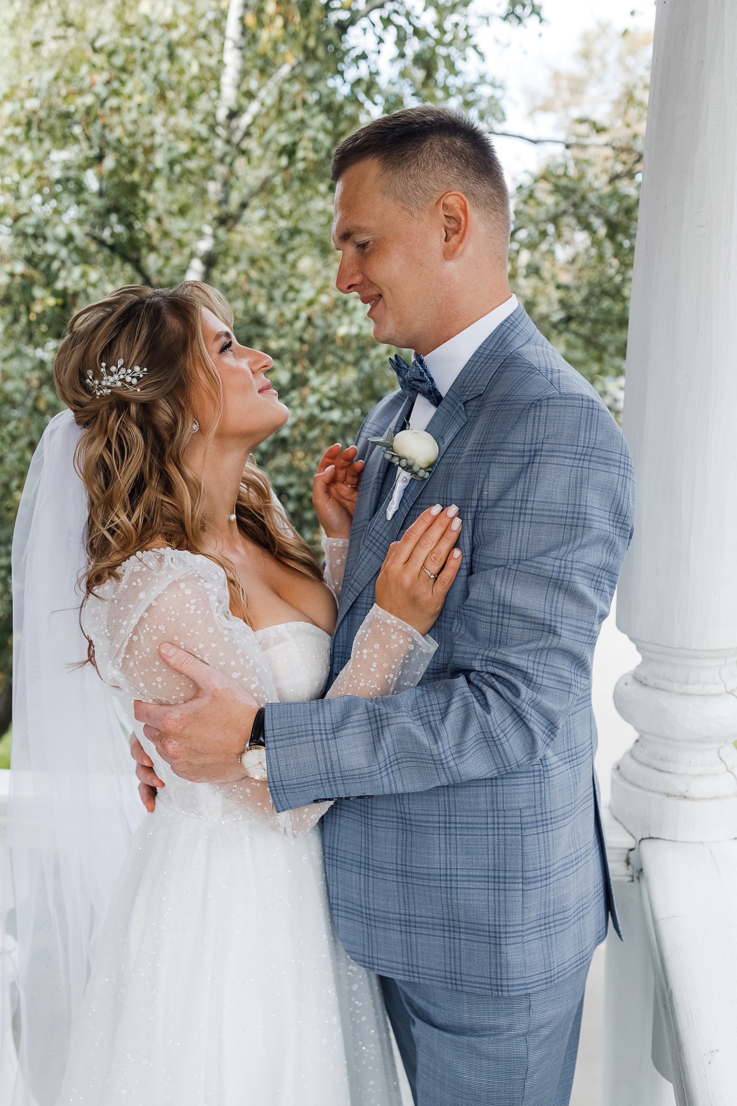 Трогательная выездная церемония в уютном дворике отеля. Олег Сверчков | Свадебный фотограф Вологда