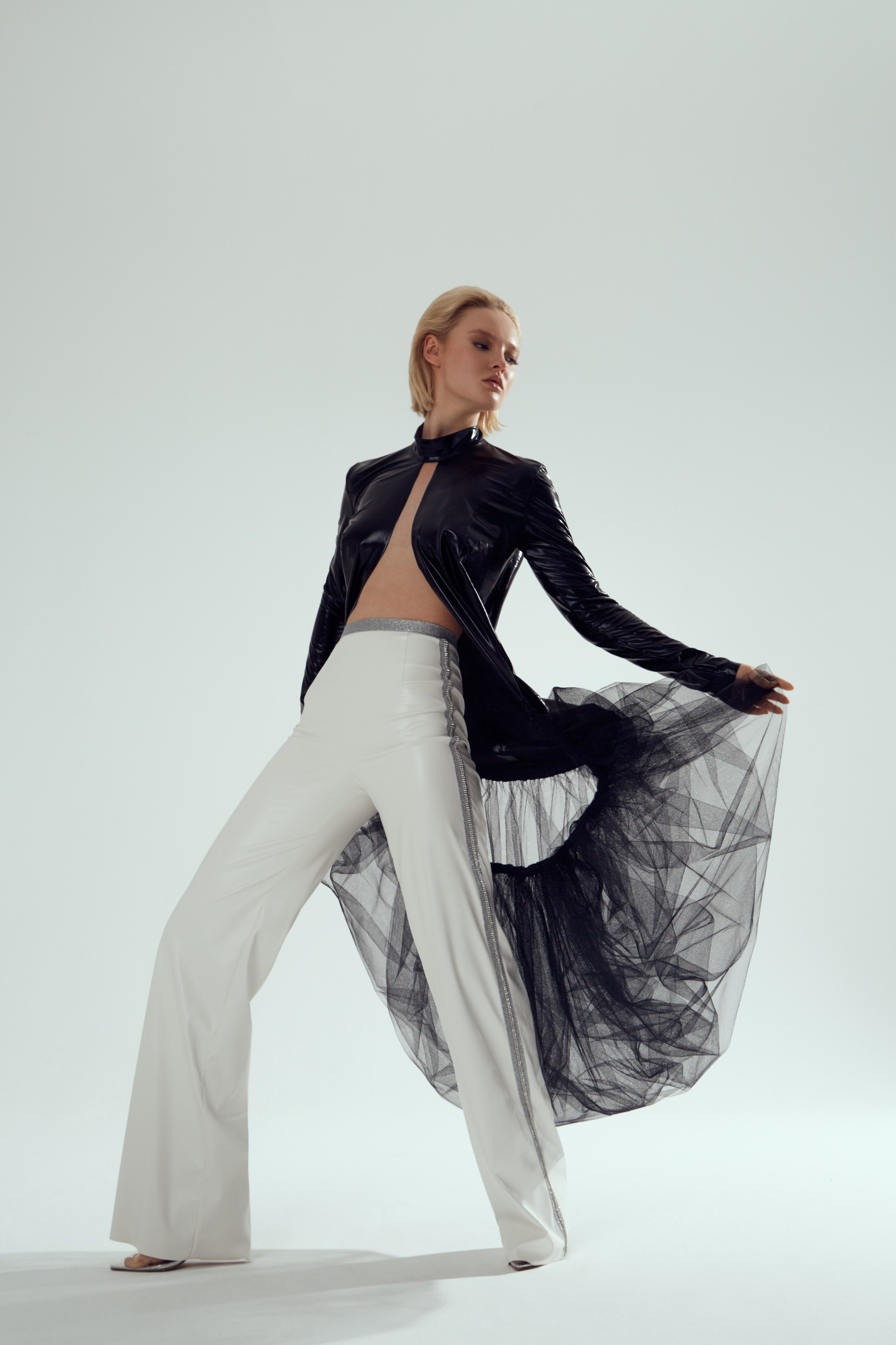 Эффектная студийная съемка с моделью, создающая динамику и изящество. Идеальный выбор для модных брендов и креативных проектов.