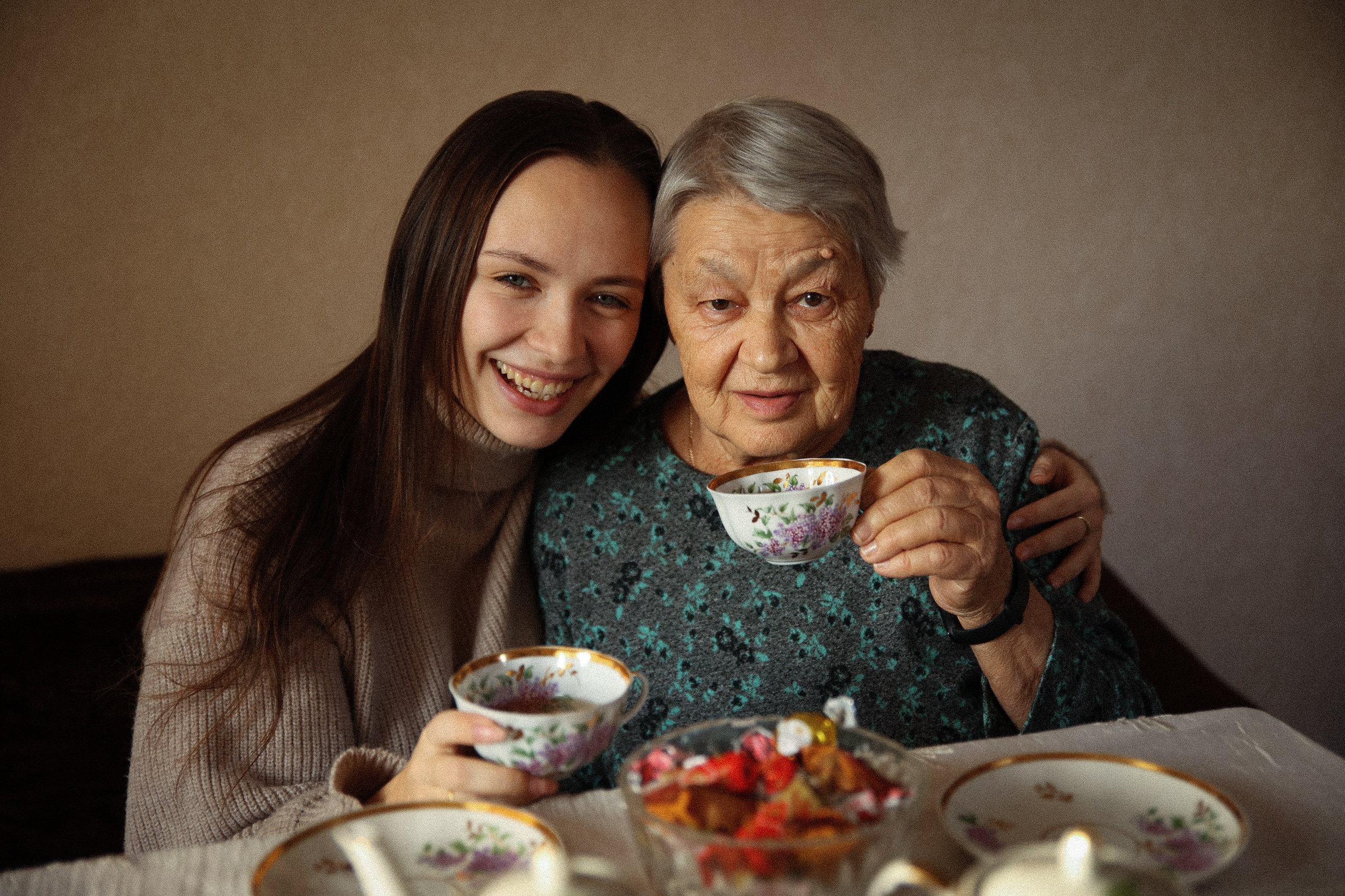 Семейная фотосессия домашняя фотосессия бабушка в гостях у бабушки. Фотограф Владимир Москва