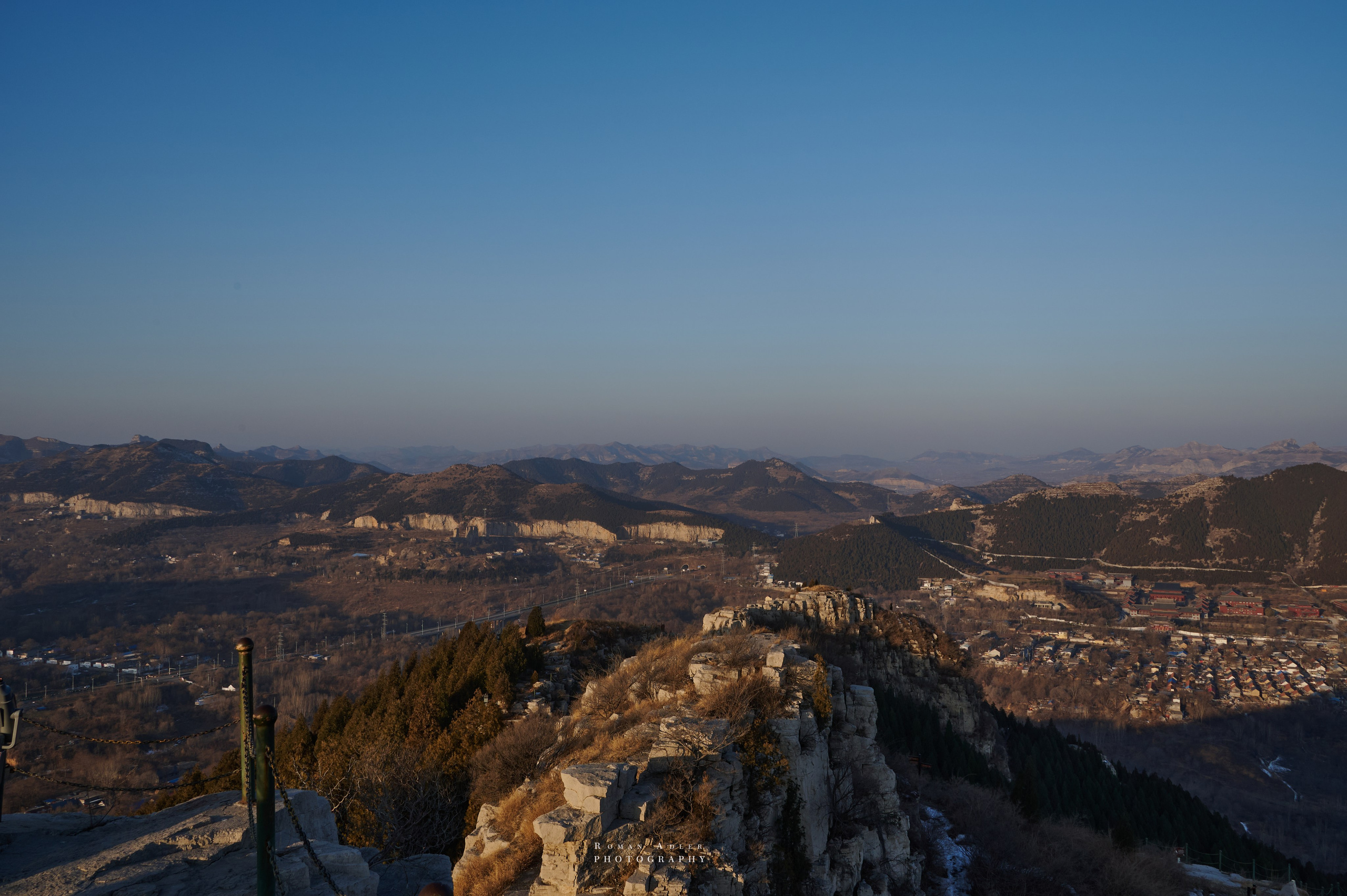 Рассвет на храмовой горе Юнмень. Цинчжоу. Фотограф Роман Адлер