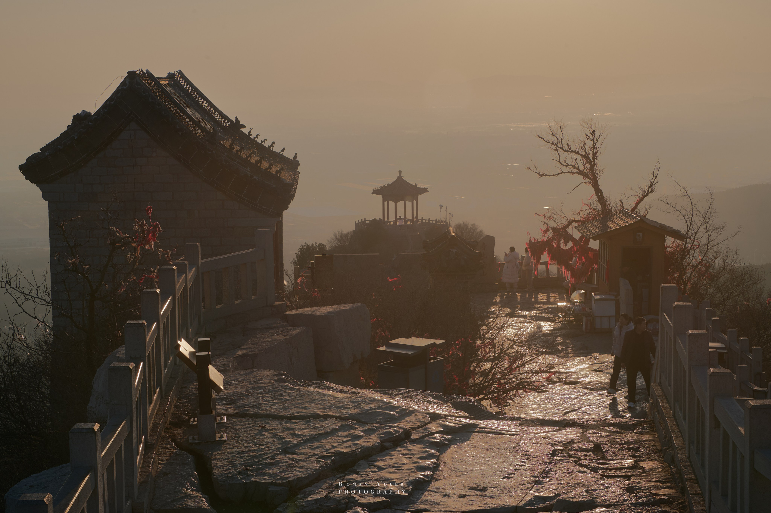 Рассвет на храмовой горе Юнмень. Цинчжоу. Фотограф Роман Адлер